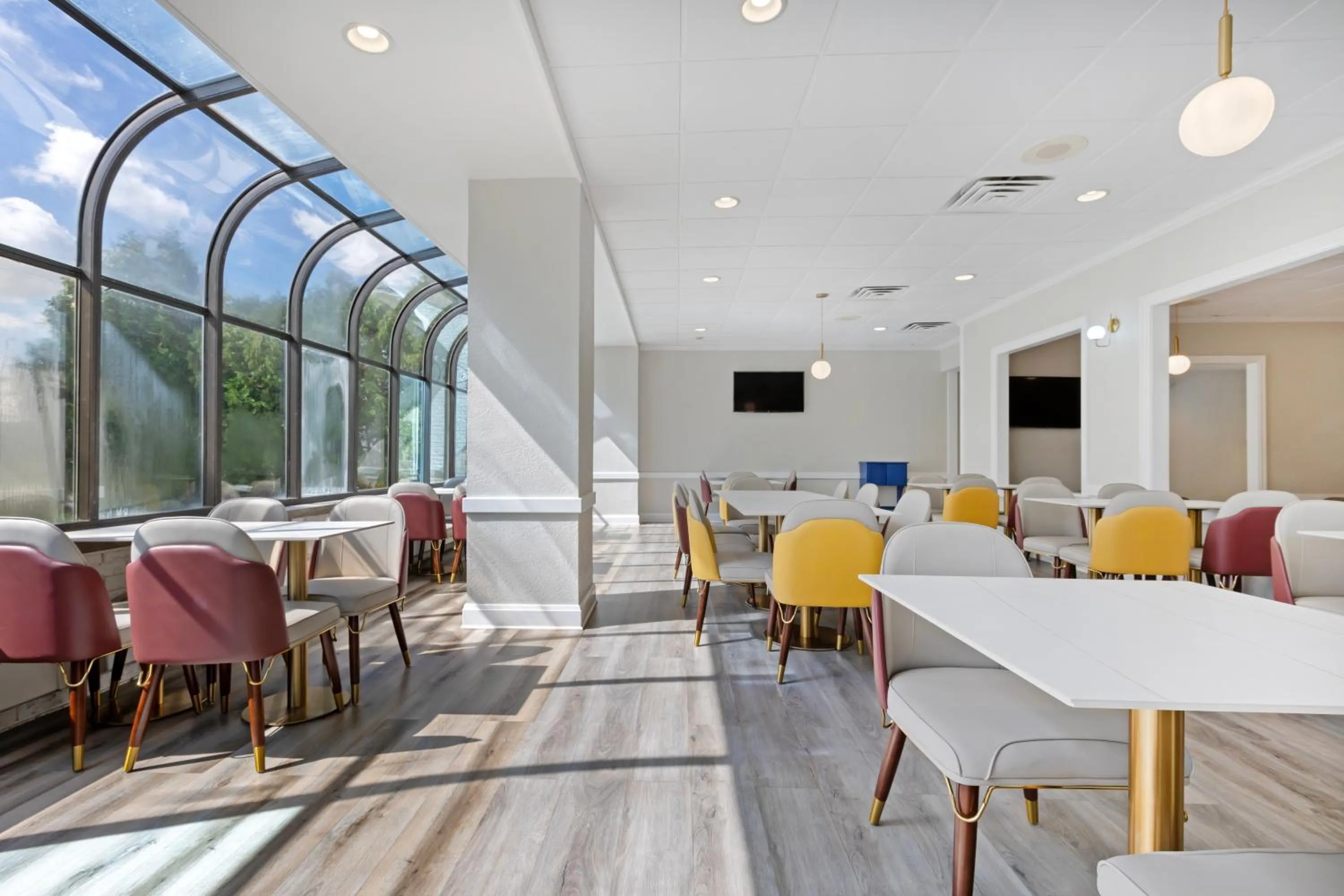 Breakfast in The Lux Hotel & Conference Center, Ascend Hotel Collection