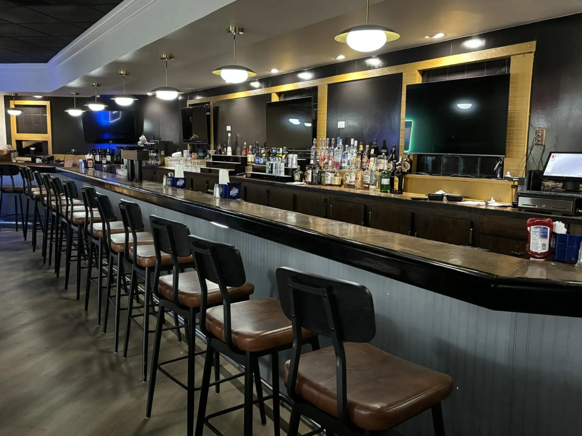 Lounge or bar in The Lux Hotel & Conference Center, Ascend Hotel Collection