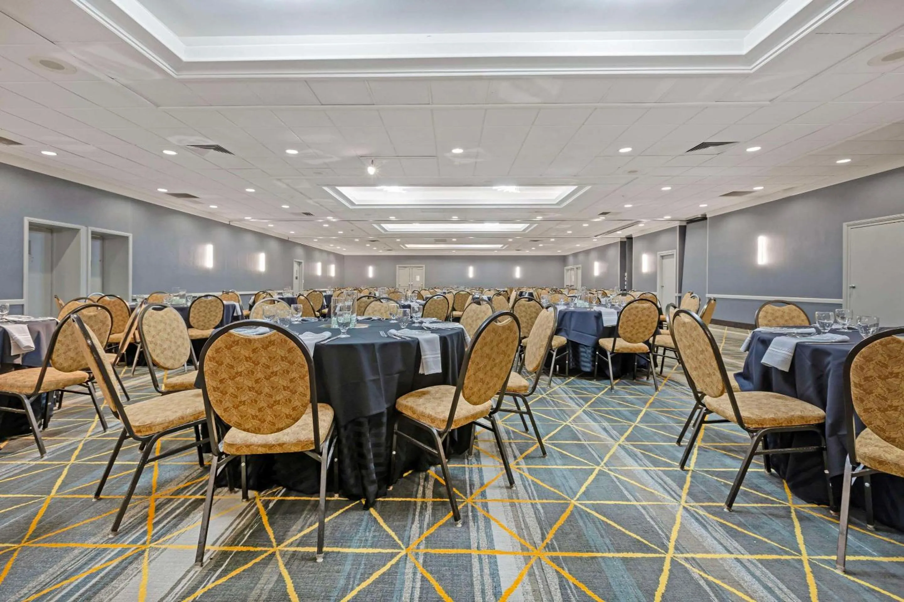 Meeting/conference room in The Lux Hotel & Conference Center, Ascend Hotel Collection