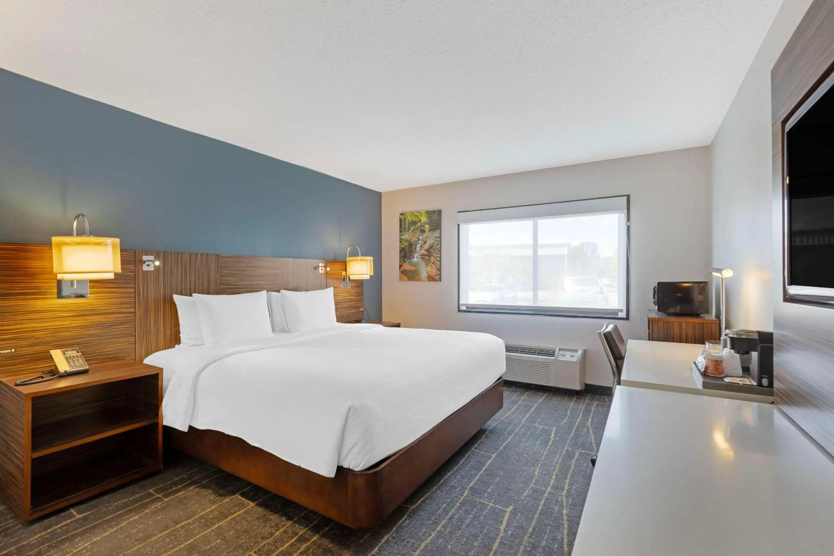 Bedroom, Bed in The Lux Hotel & Conference Center, Ascend Hotel Collection