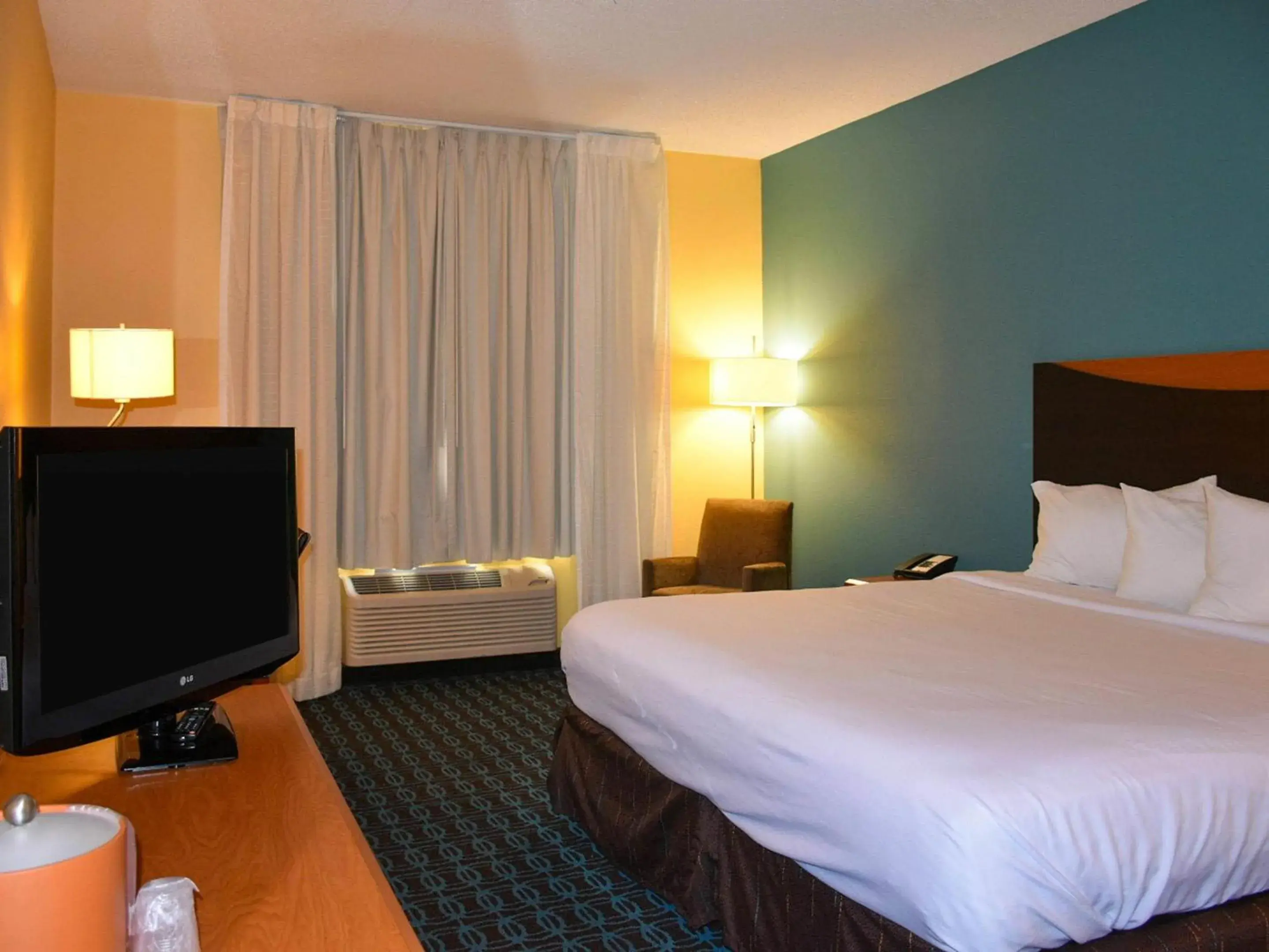 Bedroom, Bed in Comfort Inn & Suites Texas City I-45 Bedroom, Bed in Comfort Inn & Suites Texas City I-45