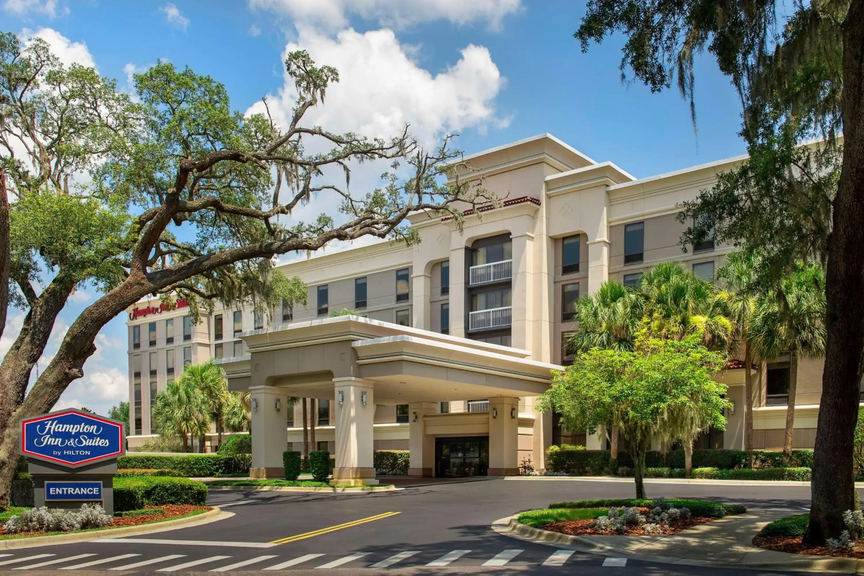 Property building in Hampton Inn & Suites at Lake Mary Colonial Townpark Property building in Hampton Inn & Suites at Lake Mary Colonial Townpark