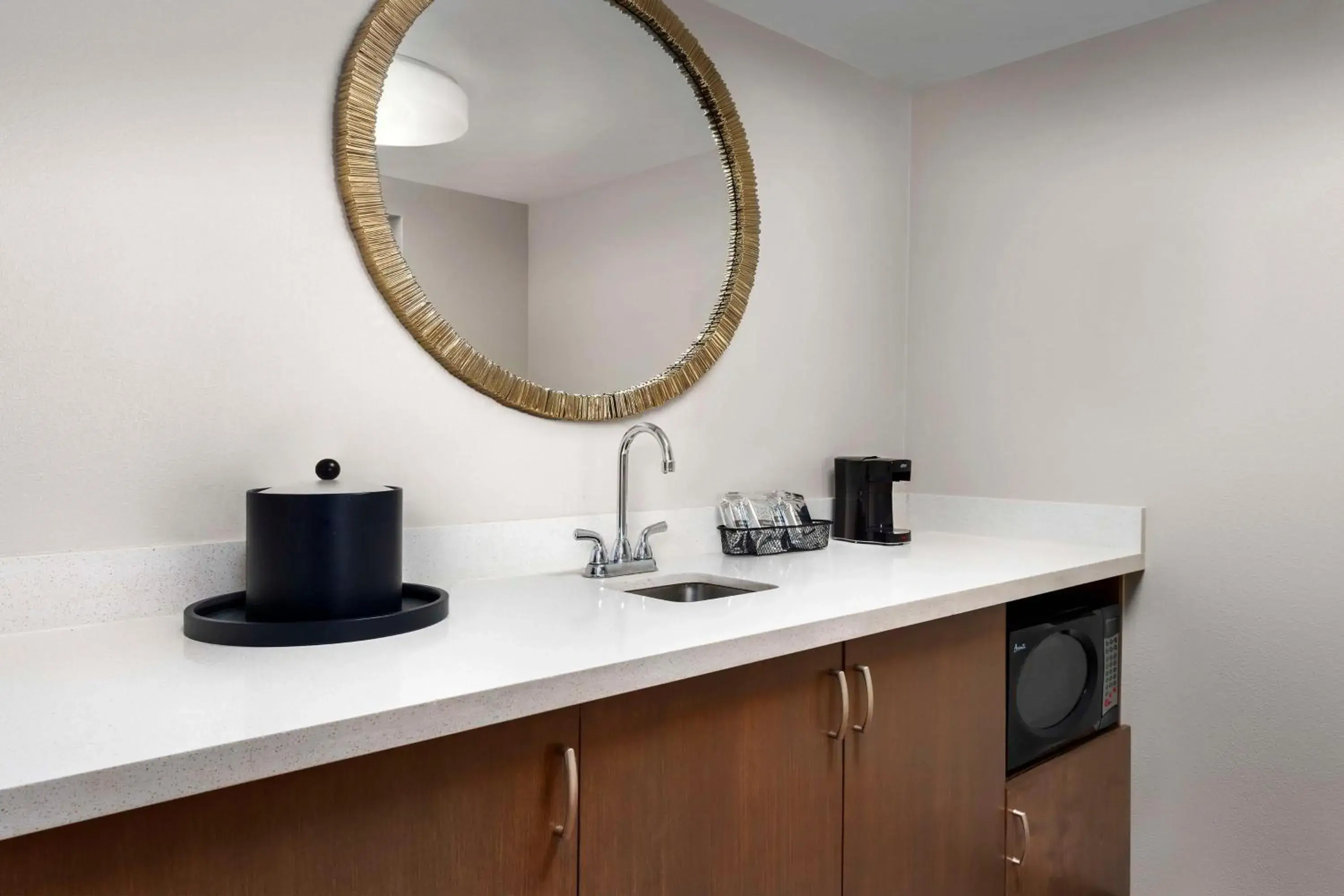 Photo of the whole room in Hampton Inn & Suites at Lake Mary Colonial Townpark Photo of the whole room in Hampton Inn & Suites at Lake Mary Colonial Townpark