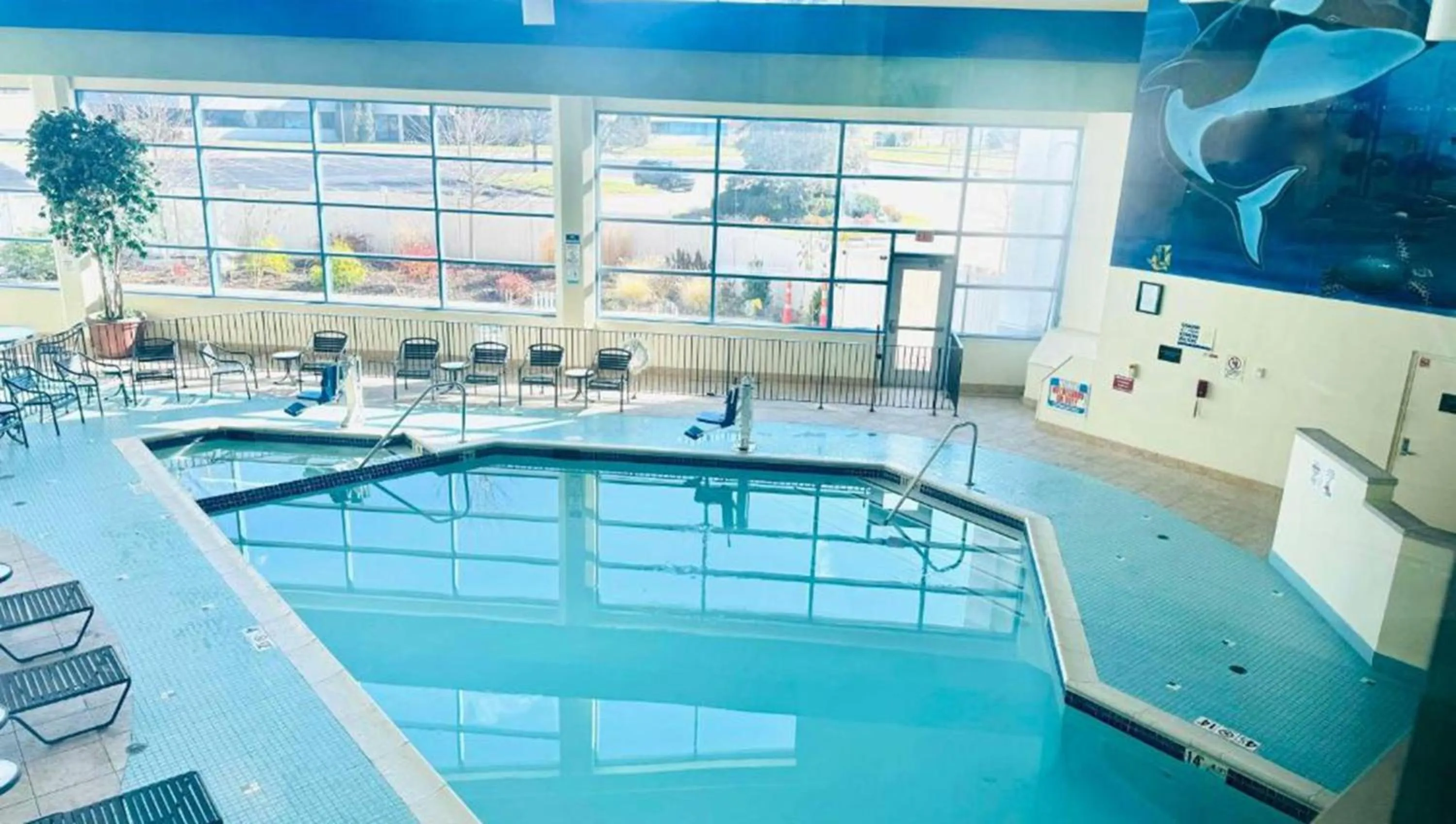 Swimming pool in Wyndham Flint MI Grand Blanc Bishop Airport Conference Ct