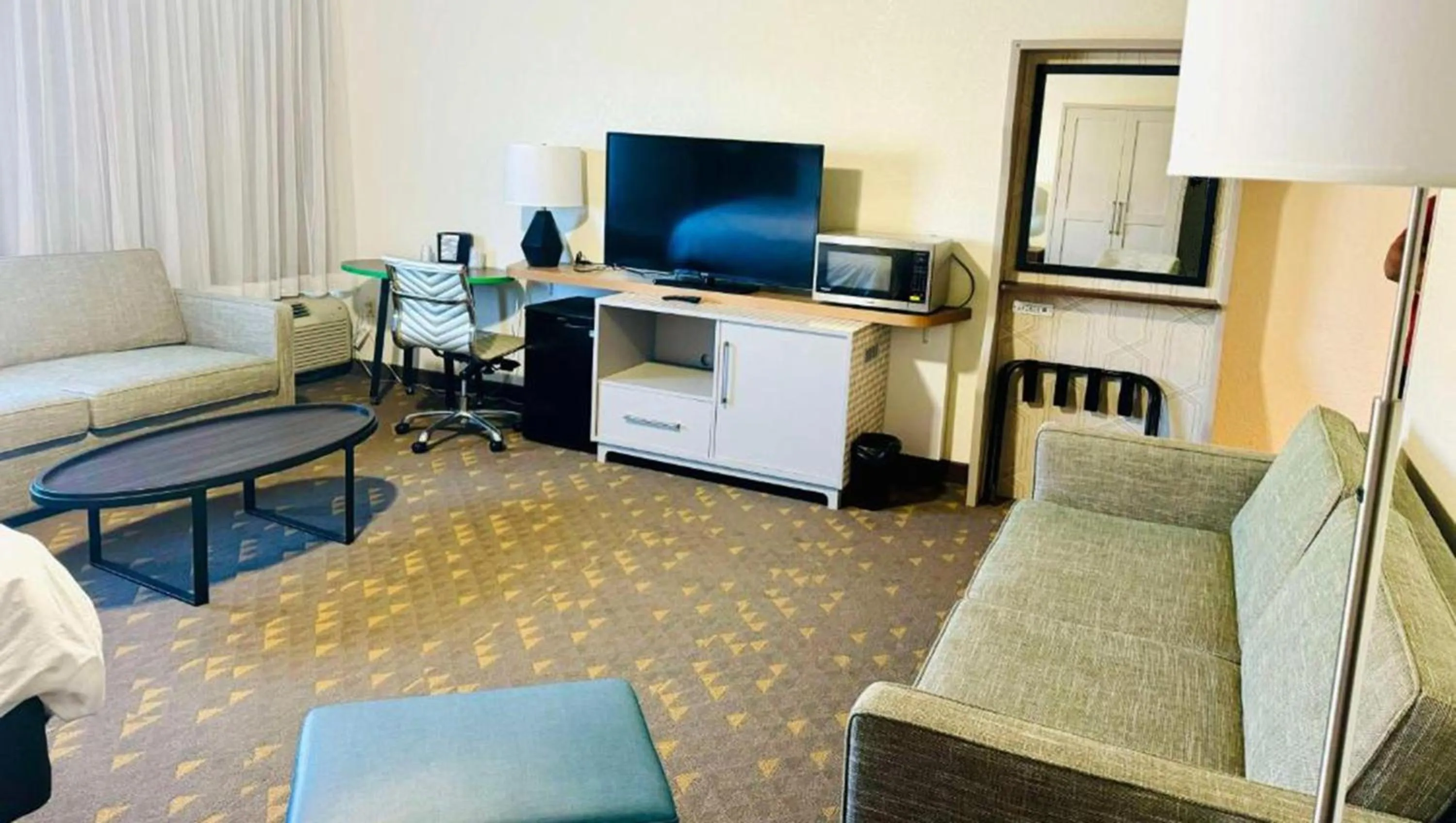 Photo of the whole room in Wyndham Flint MI Grand Blanc Bishop Airport Conference Ct