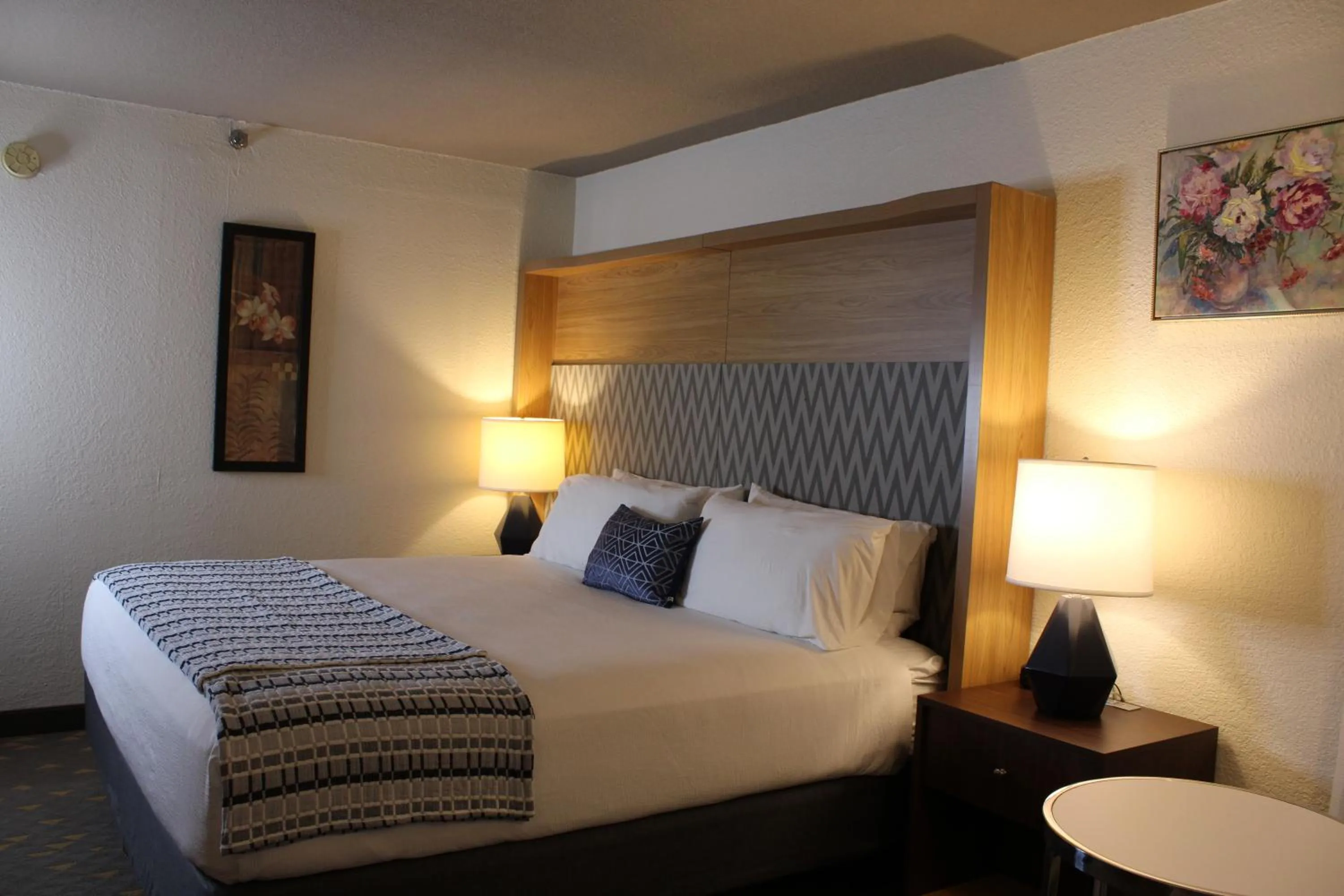 Bed in Wyndham Flint MI Grand Blanc Bishop Airport Conference Ct