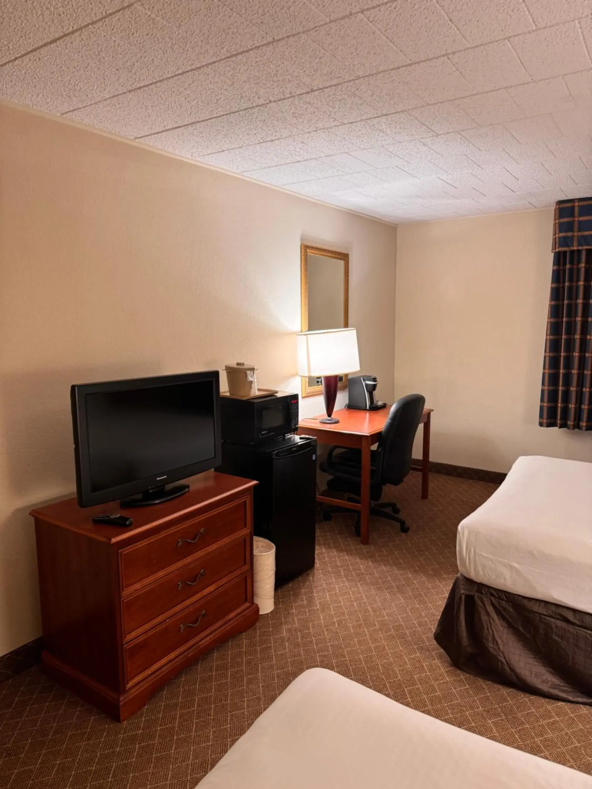 Double Room with Two Double Beds - Non Smoking in Clarion Inn Frederick Event Center Double Room with Two Double Beds - Non Smoking in Clarion Inn Frederick Event Center