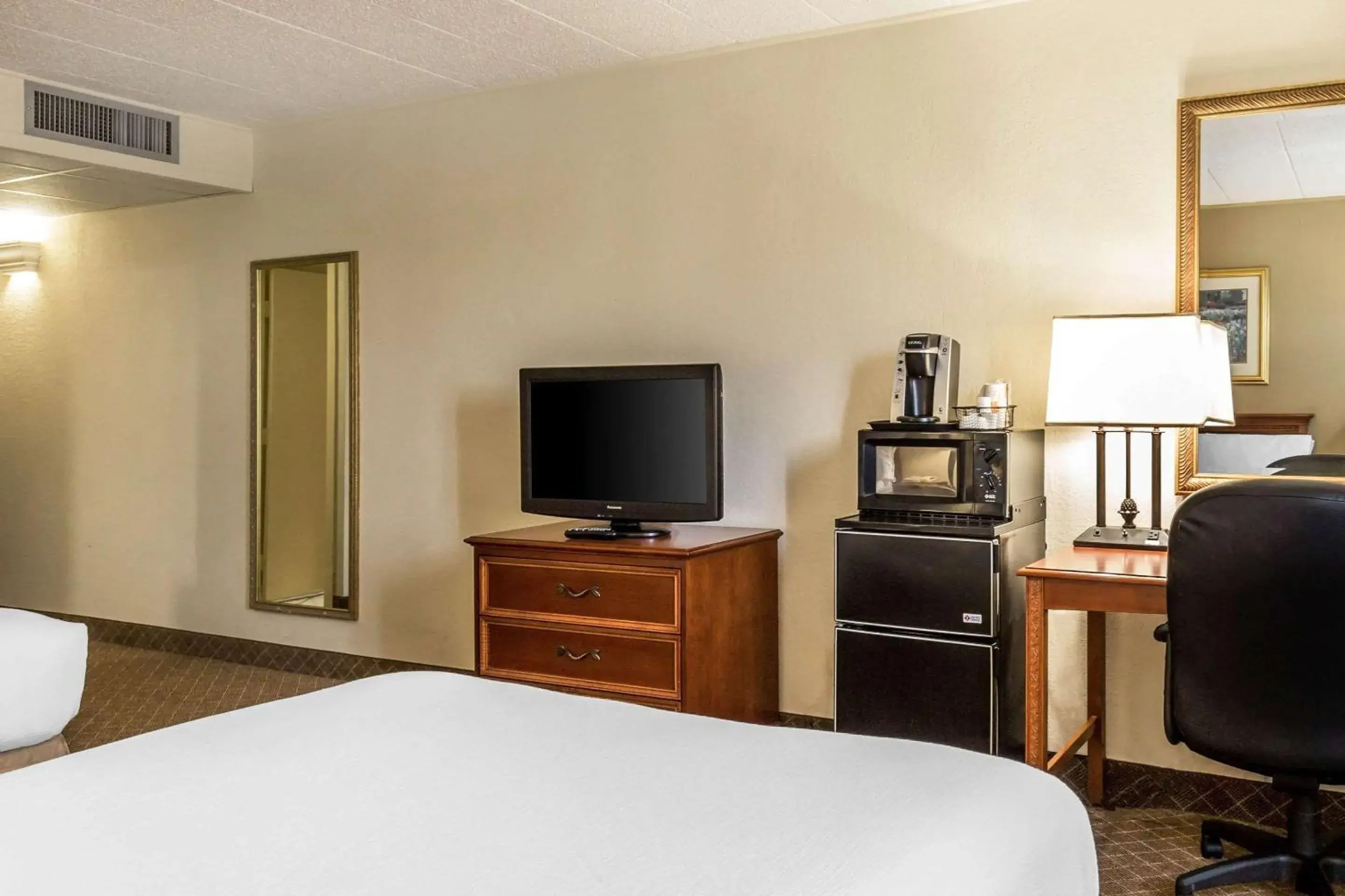Photo of the whole room, Bed in Clarion Inn Frederick Event Center Photo of the whole room, Bed in Clarion Inn Frederick Event Center