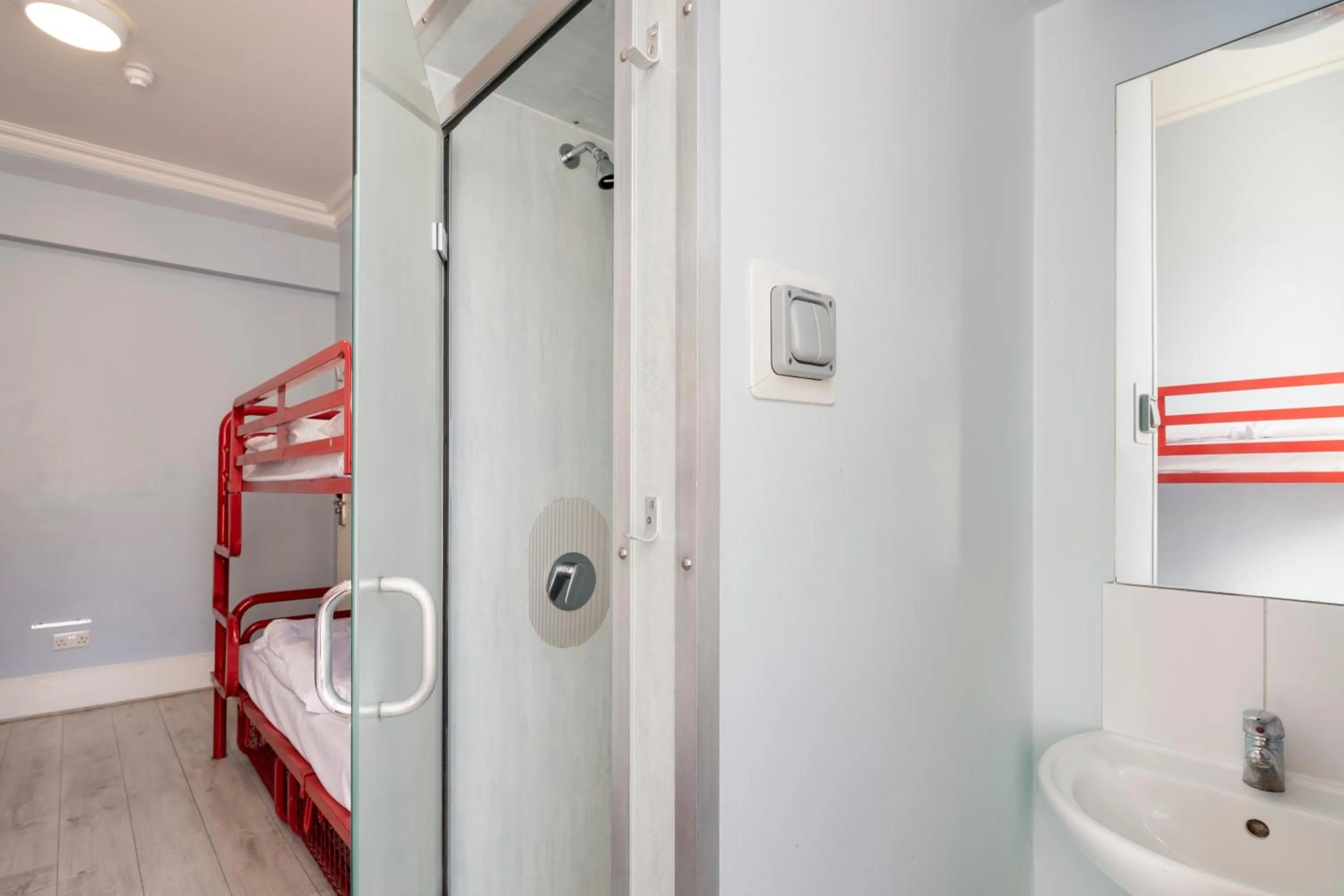 Bedroom, Bed in Astor Victoria Hostel