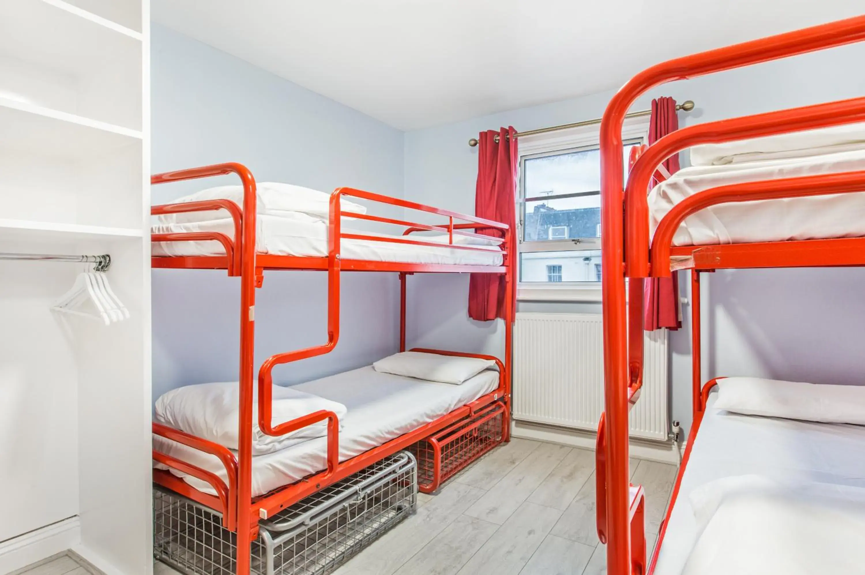 6 Bed Mixed Basic Shared Bathroom in Astor Victoria Hostel 6 Bed Mixed Basic Shared Bathroom in Astor Victoria Hostel