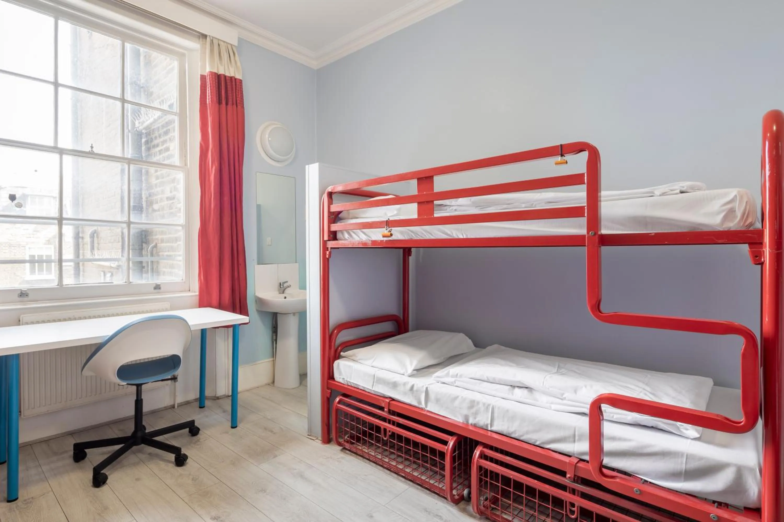 Photo of the whole room, Bed in Astor Victoria Hostel