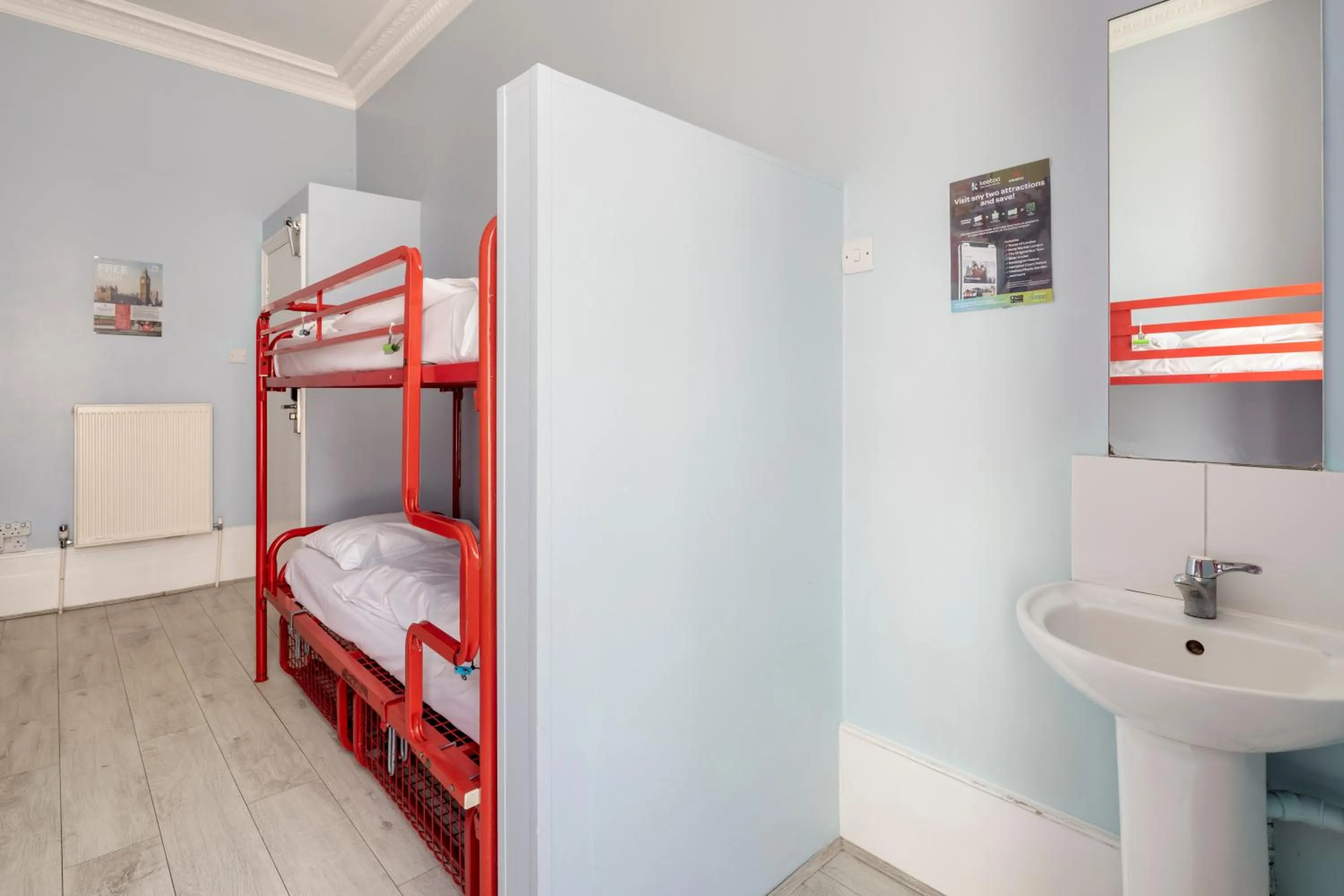 Bathroom, Bed in Astor Victoria Hostel