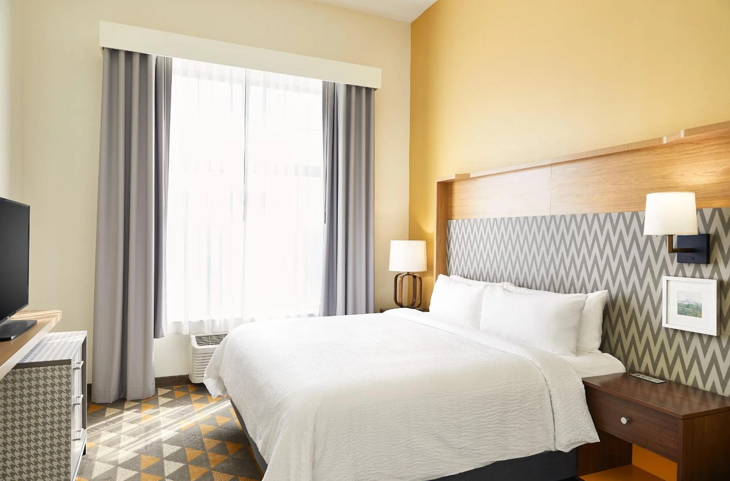 Bed in Holiday Inn Hotel & Suites Madison West - Middleton by IHG