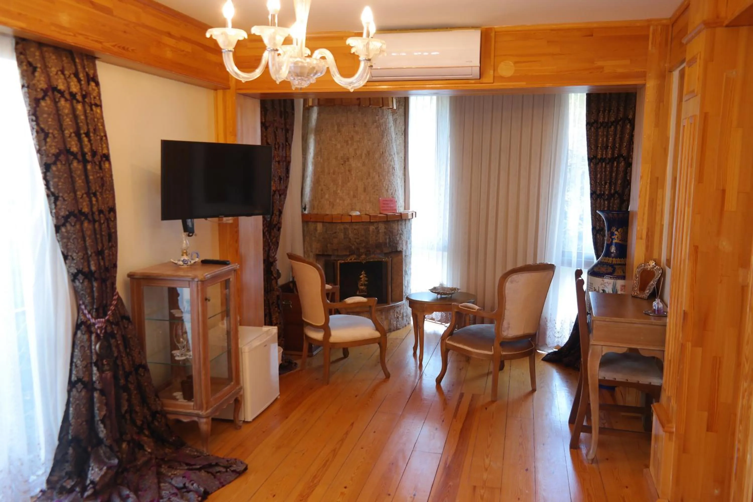 Quiet street view in Aşıklar Otel By Şükrü