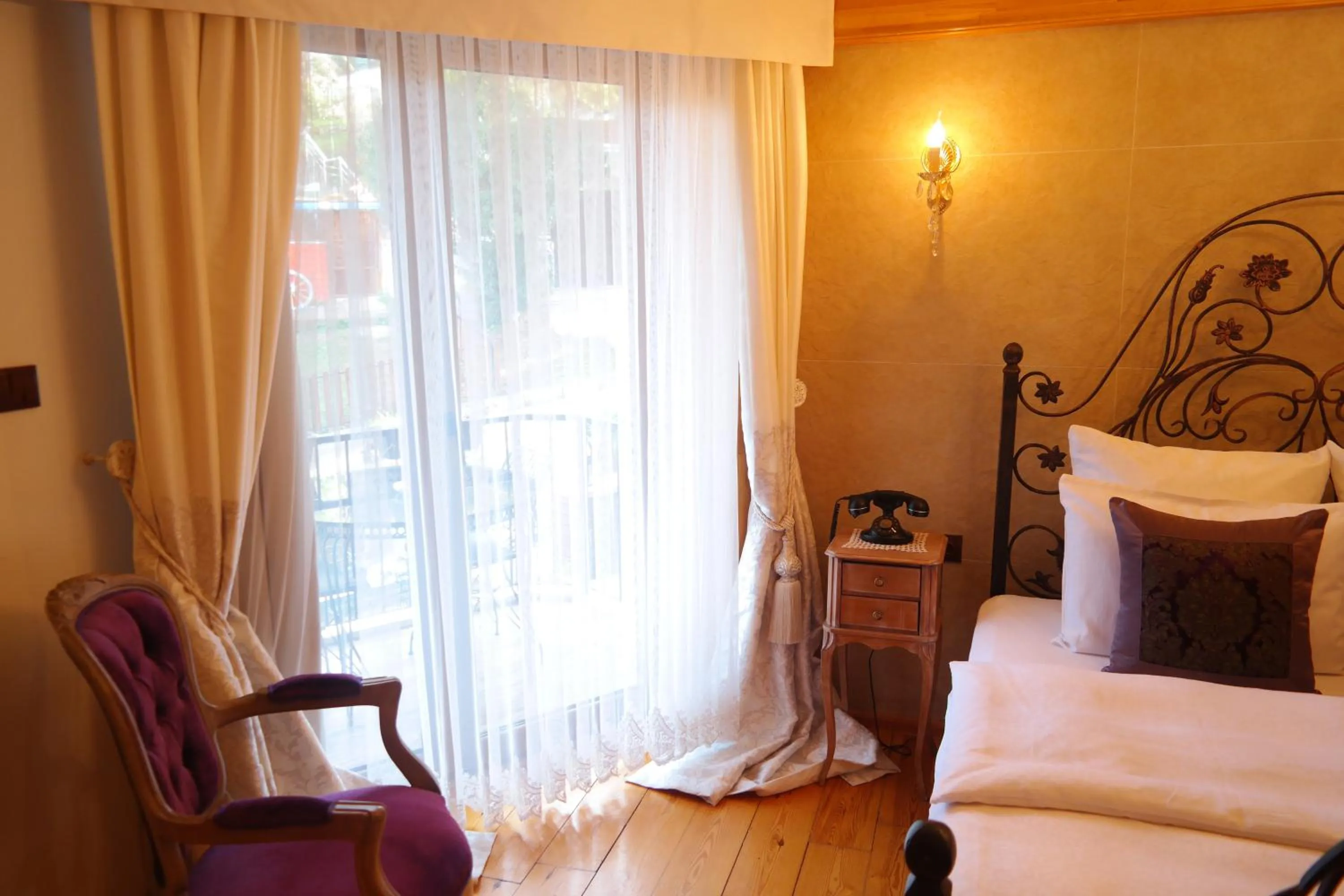 Balcony/Terrace, Bed in Aşıklar Otel By Şükrü