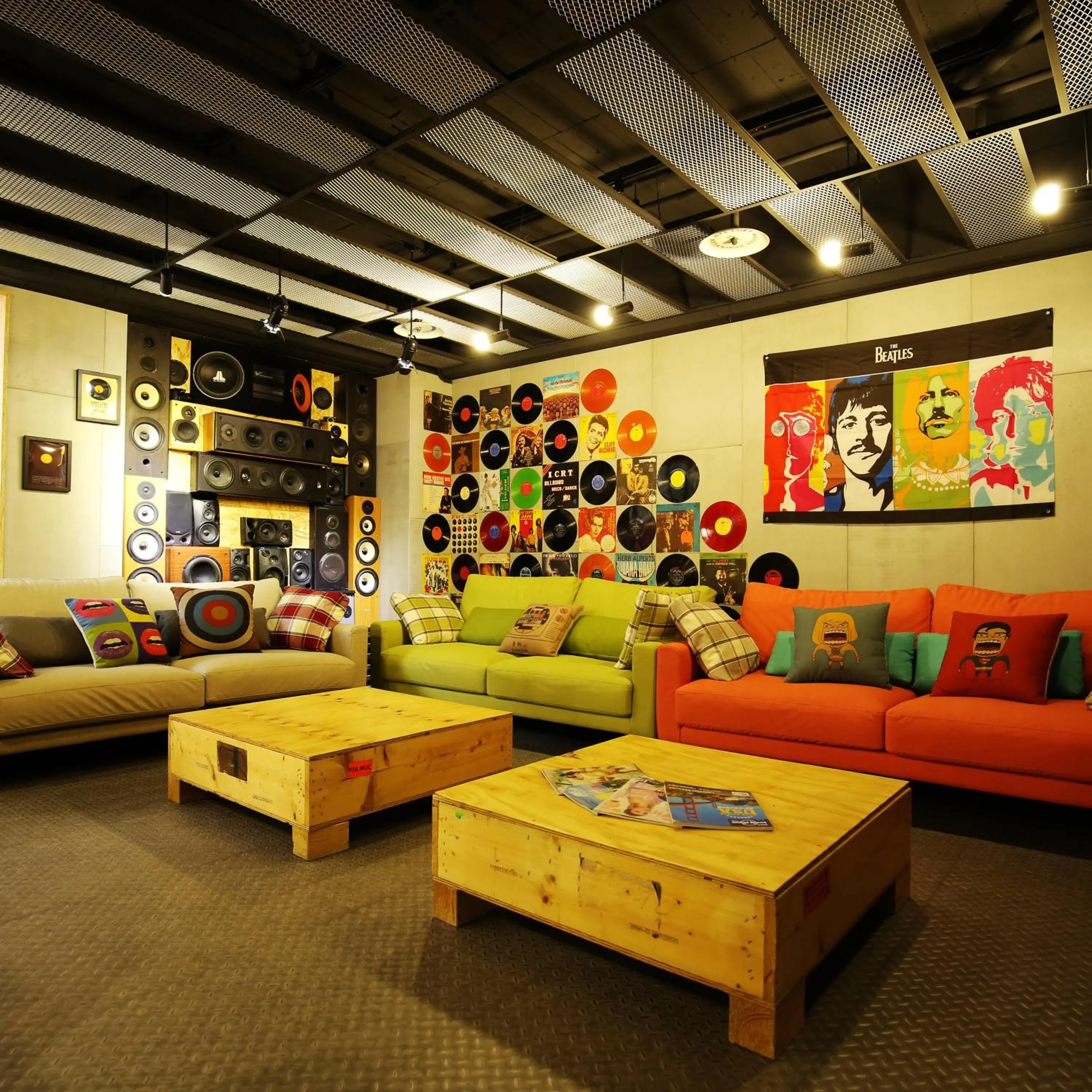 Communal lounge/ TV room in NYS Loft Hotel