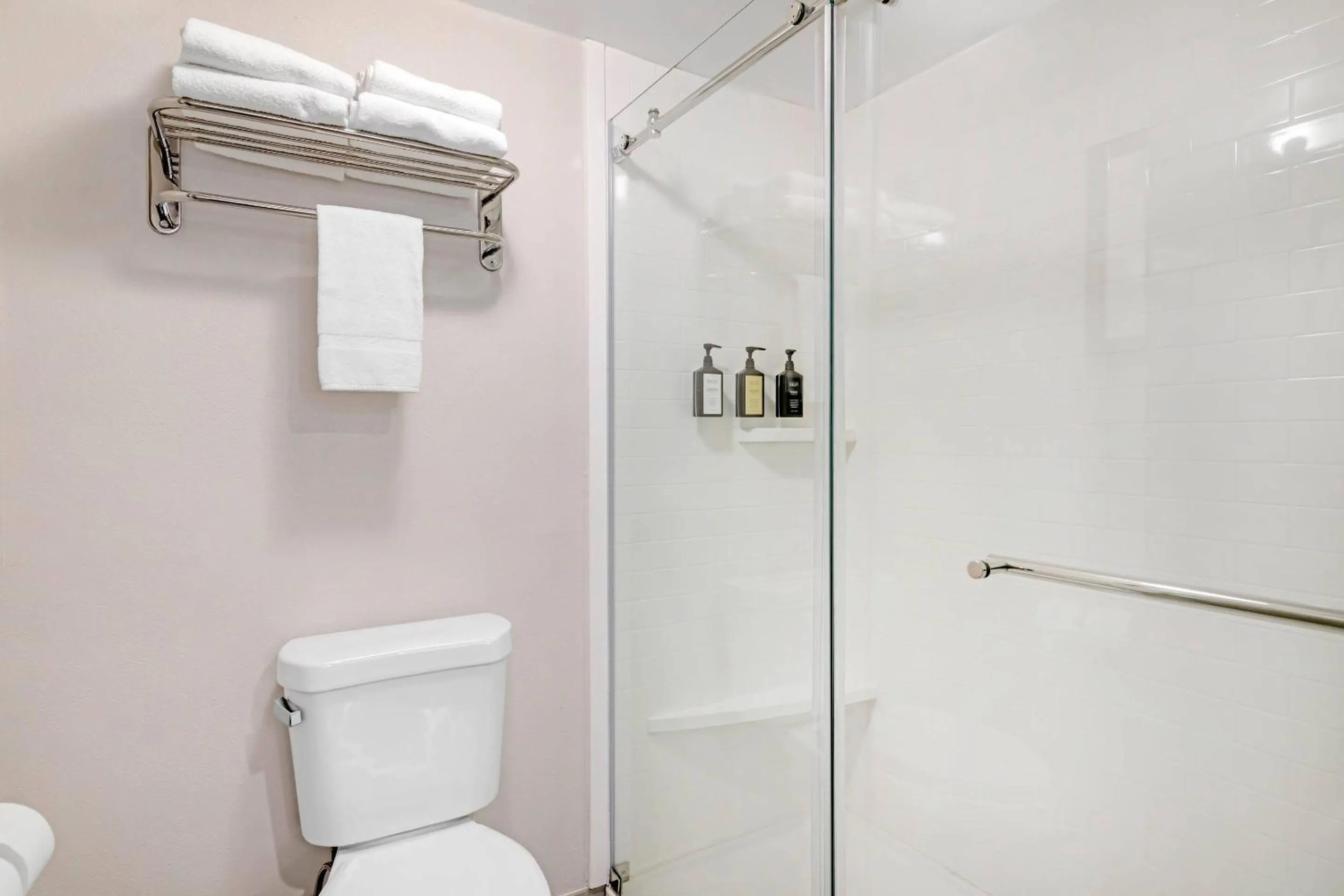 Bedroom in Keene Elm City Hotel, an Ascend Collection Hotel