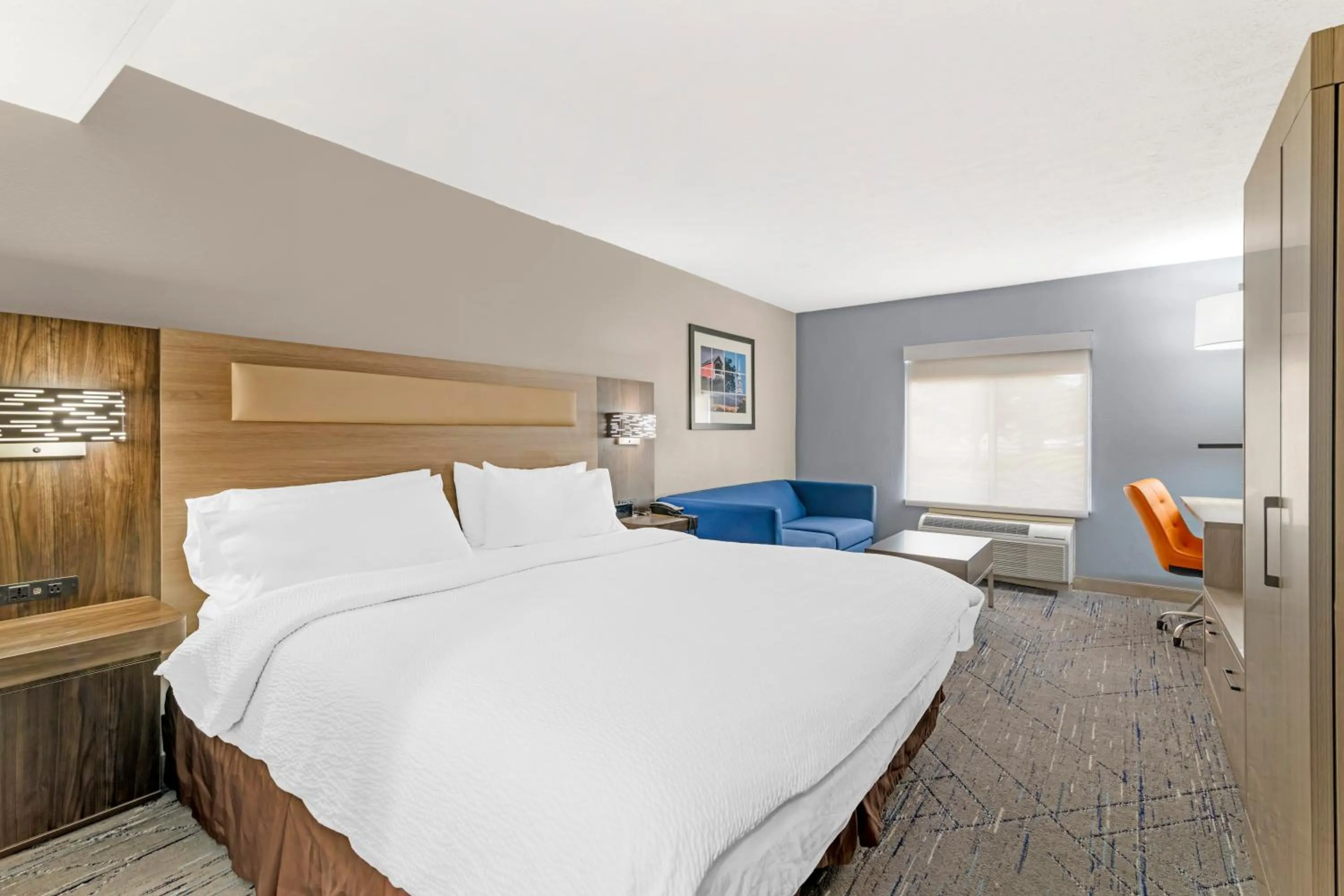 Bed in Keene Elm City Hotel, an Ascend Collection Hotel