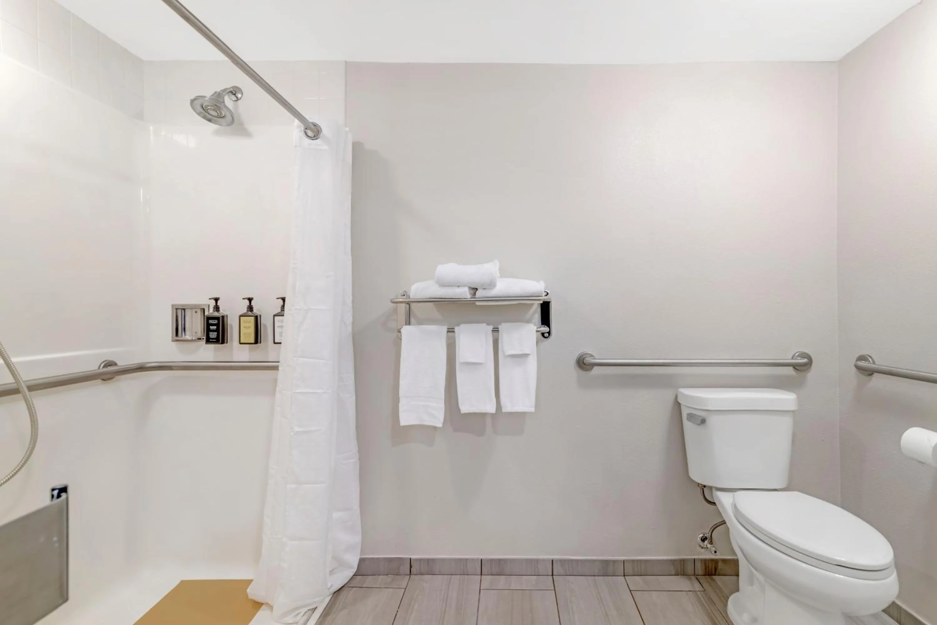 Shower in Keene Elm City Hotel, an Ascend Collection Hotel