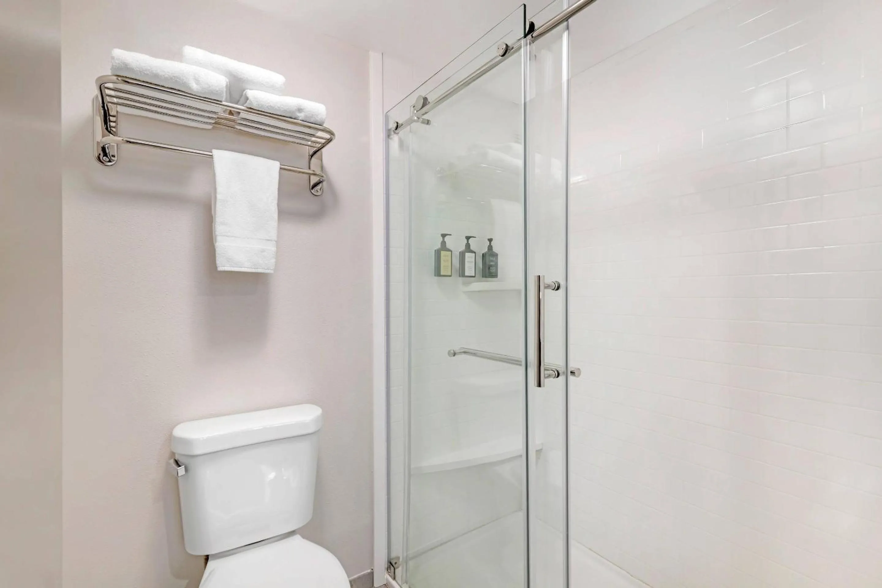 Bedroom in Keene Elm City Hotel, an Ascend Collection Hotel