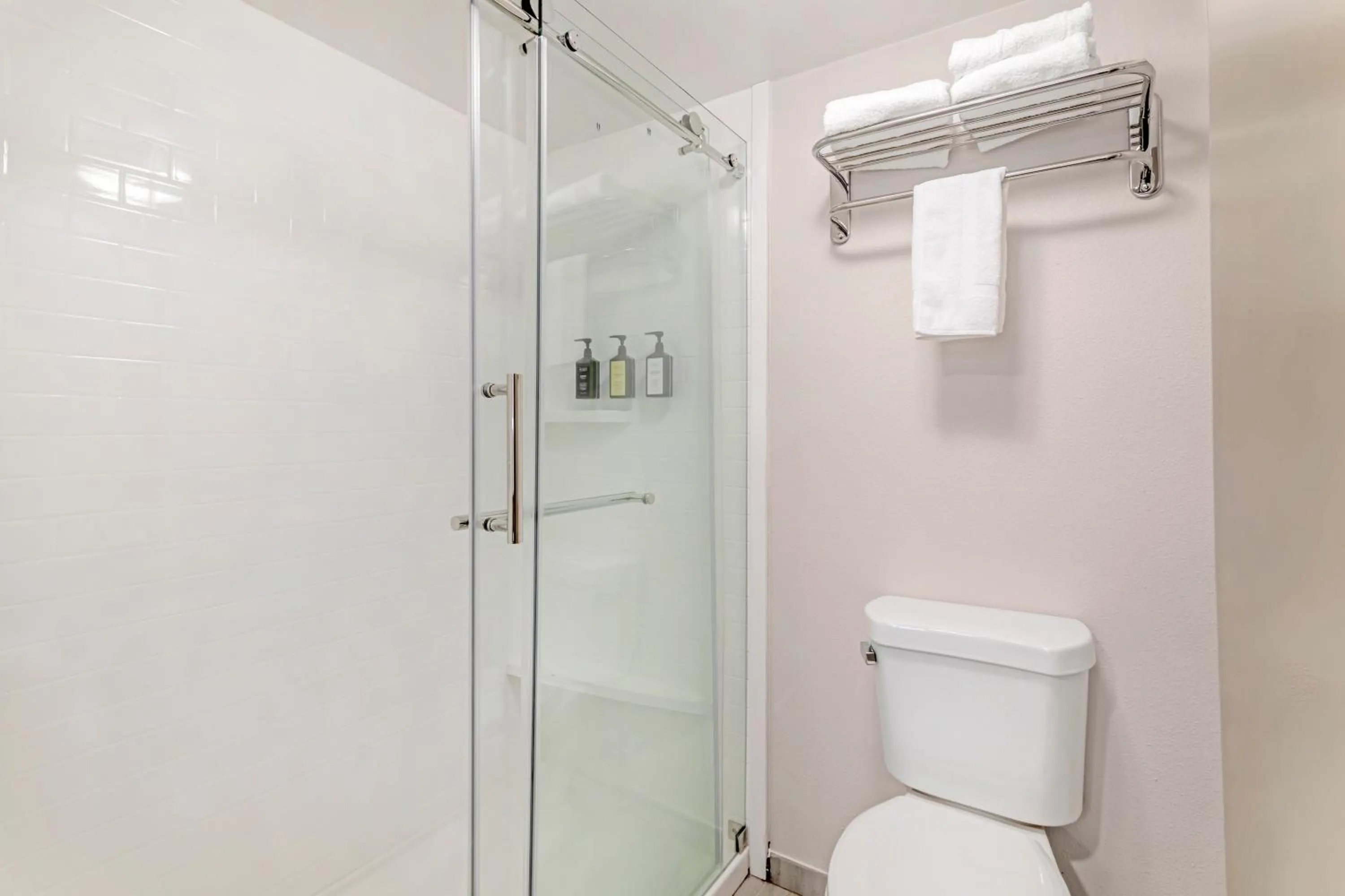 Shower in Keene Elm City Hotel, an Ascend Collection Hotel