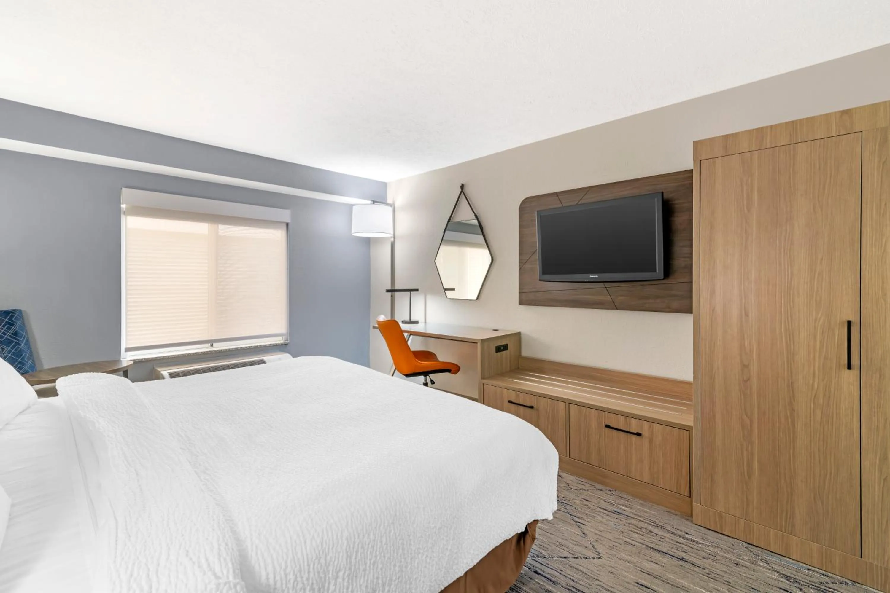 TV and multimedia, Bed in Keene Elm City Hotel, an Ascend Collection Hotel