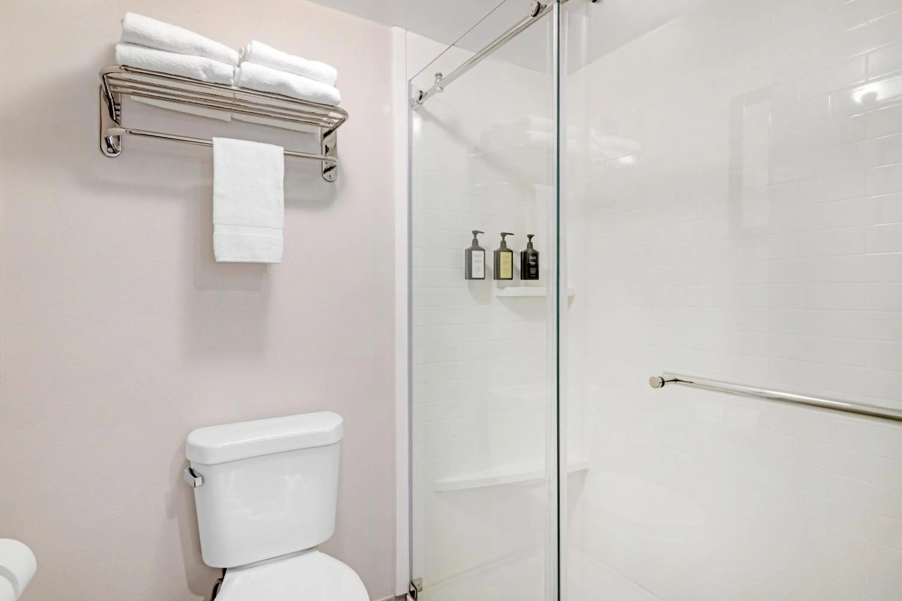 Shower in Keene Elm City Hotel, an Ascend Collection Hotel