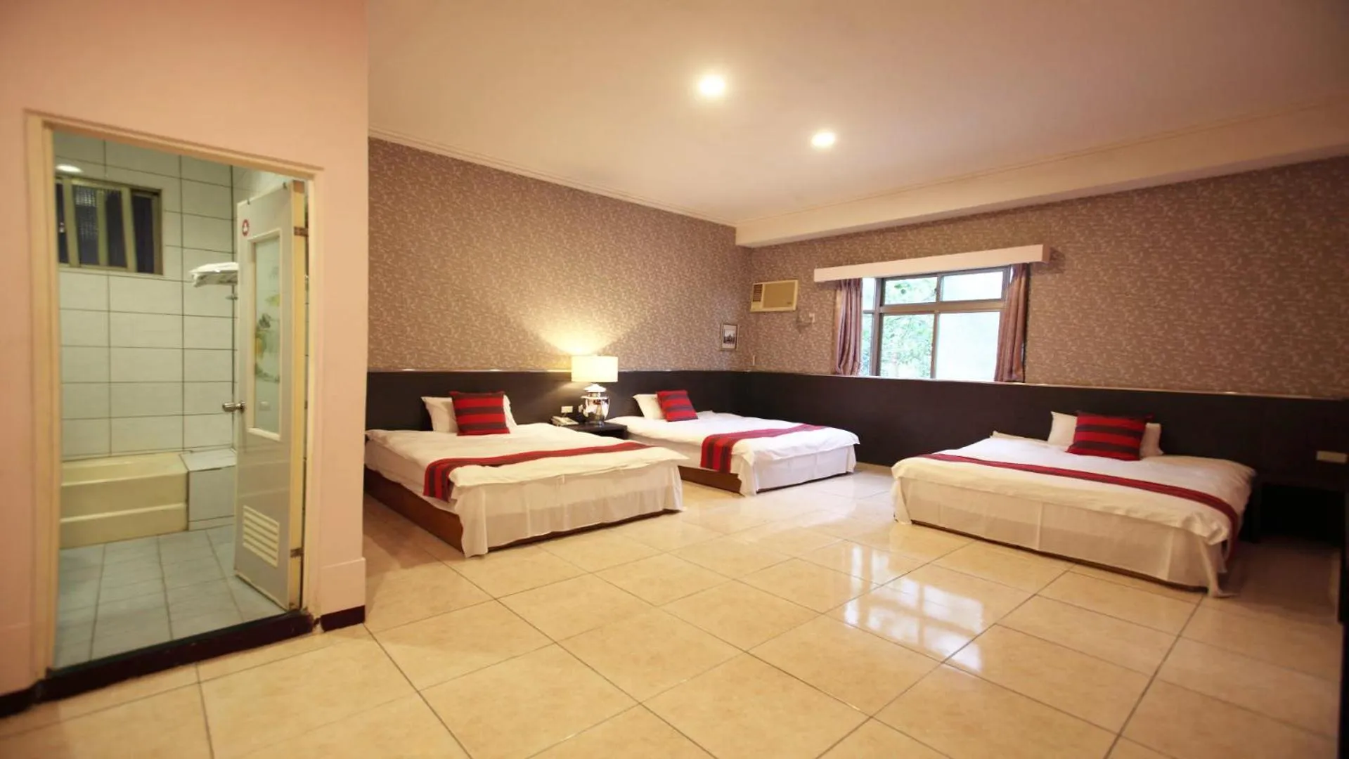 Photo of the whole room, Bed in Liwu Hotel Taroko