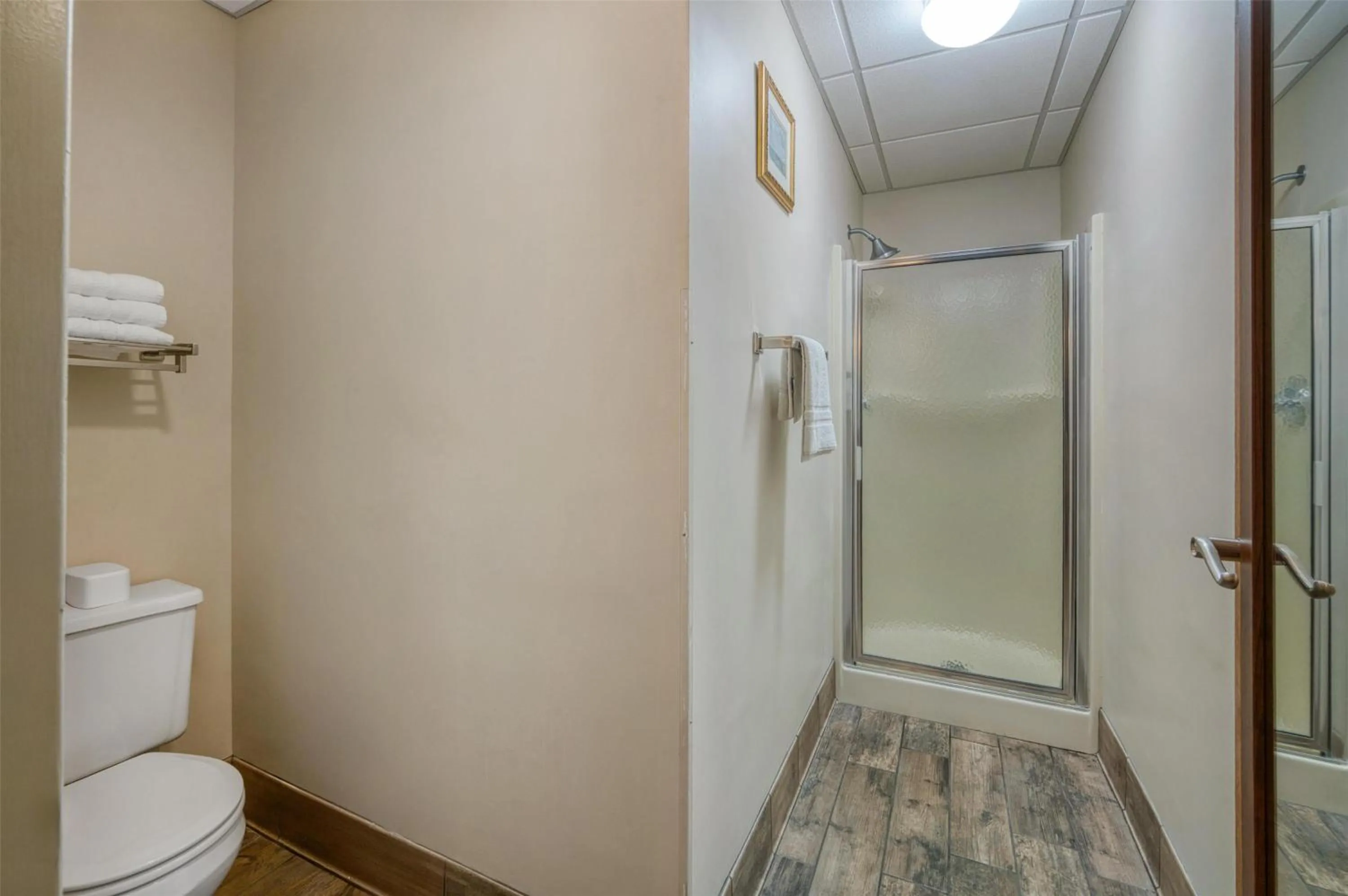 Bathroom in SureStay Plus Hotel by Best Western Elizabethtown Hershey