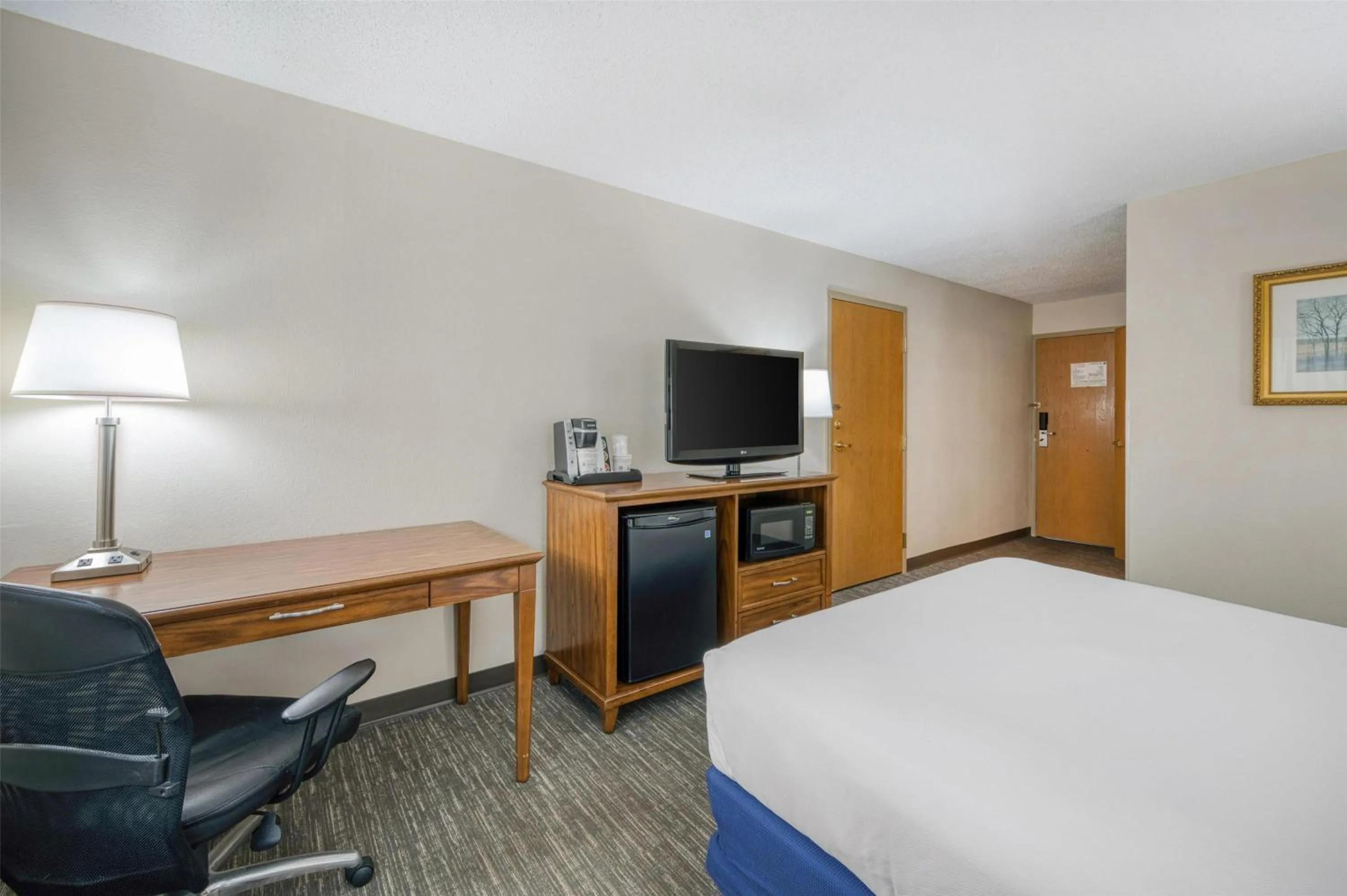 Bedroom, Bed in SureStay Plus Hotel by Best Western Elizabethtown Hershey