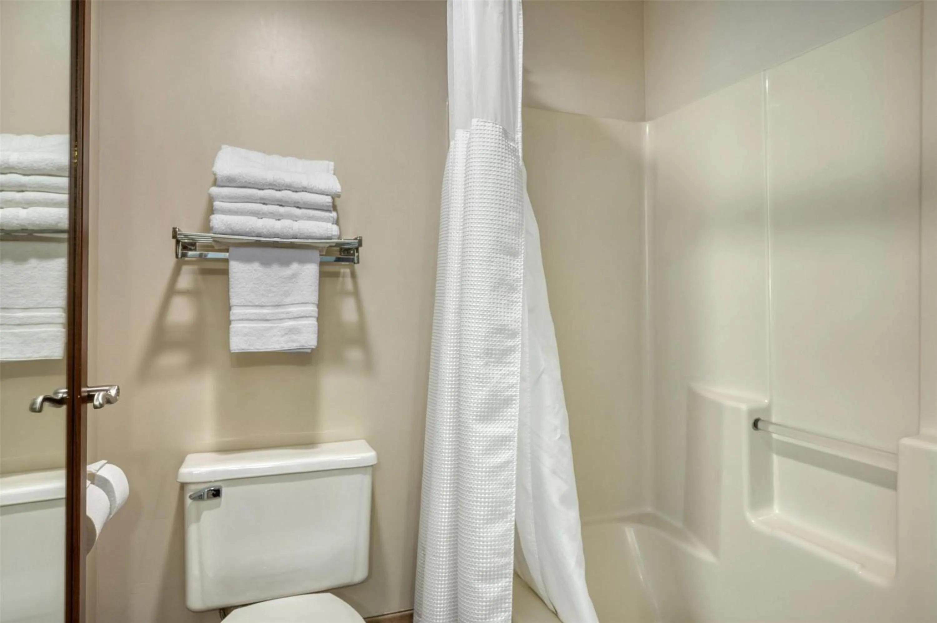 Bathroom in SureStay Plus Hotel by Best Western Elizabethtown Hershey