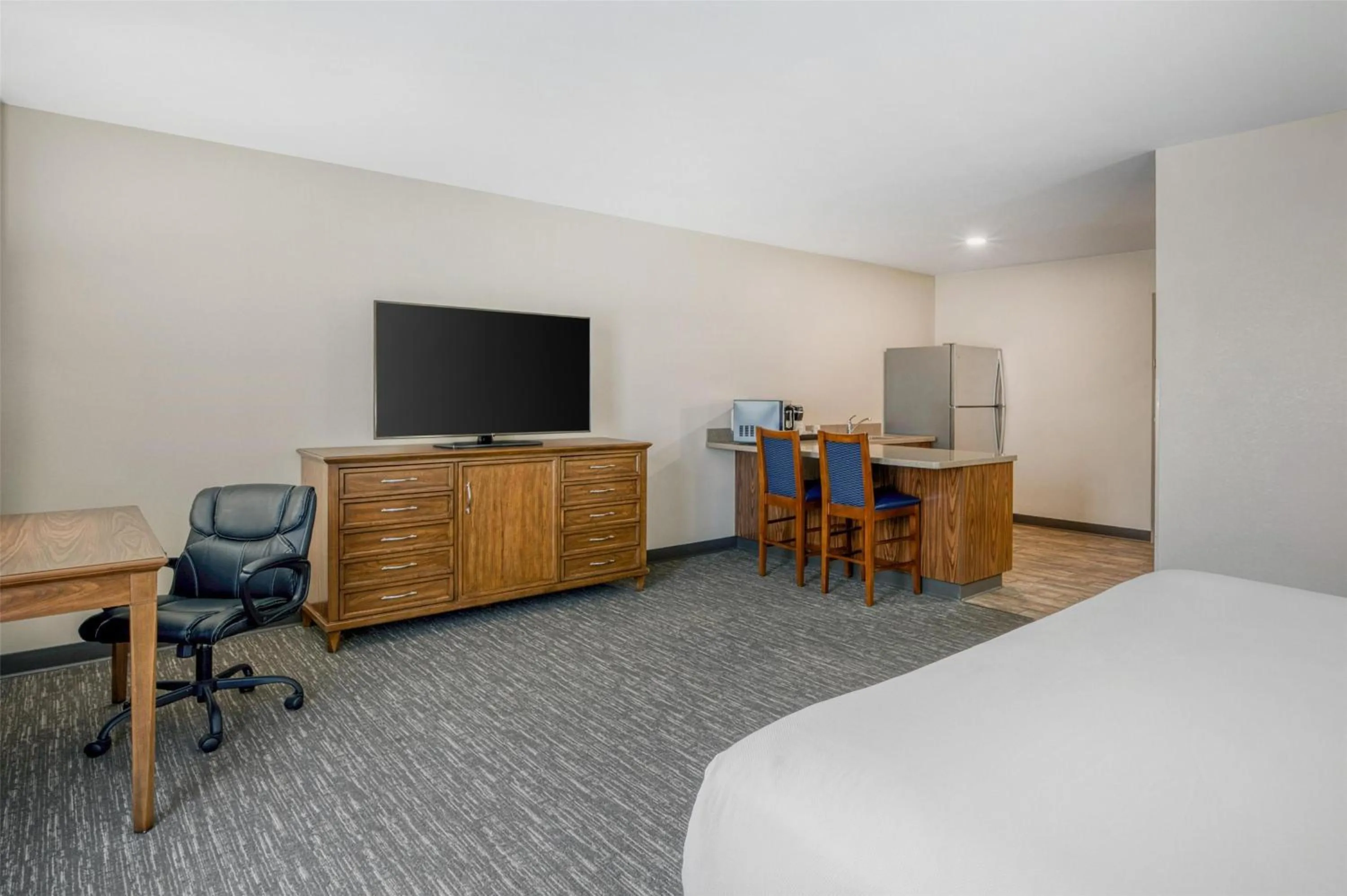 Bedroom in SureStay Plus Hotel by Best Western Elizabethtown Hershey