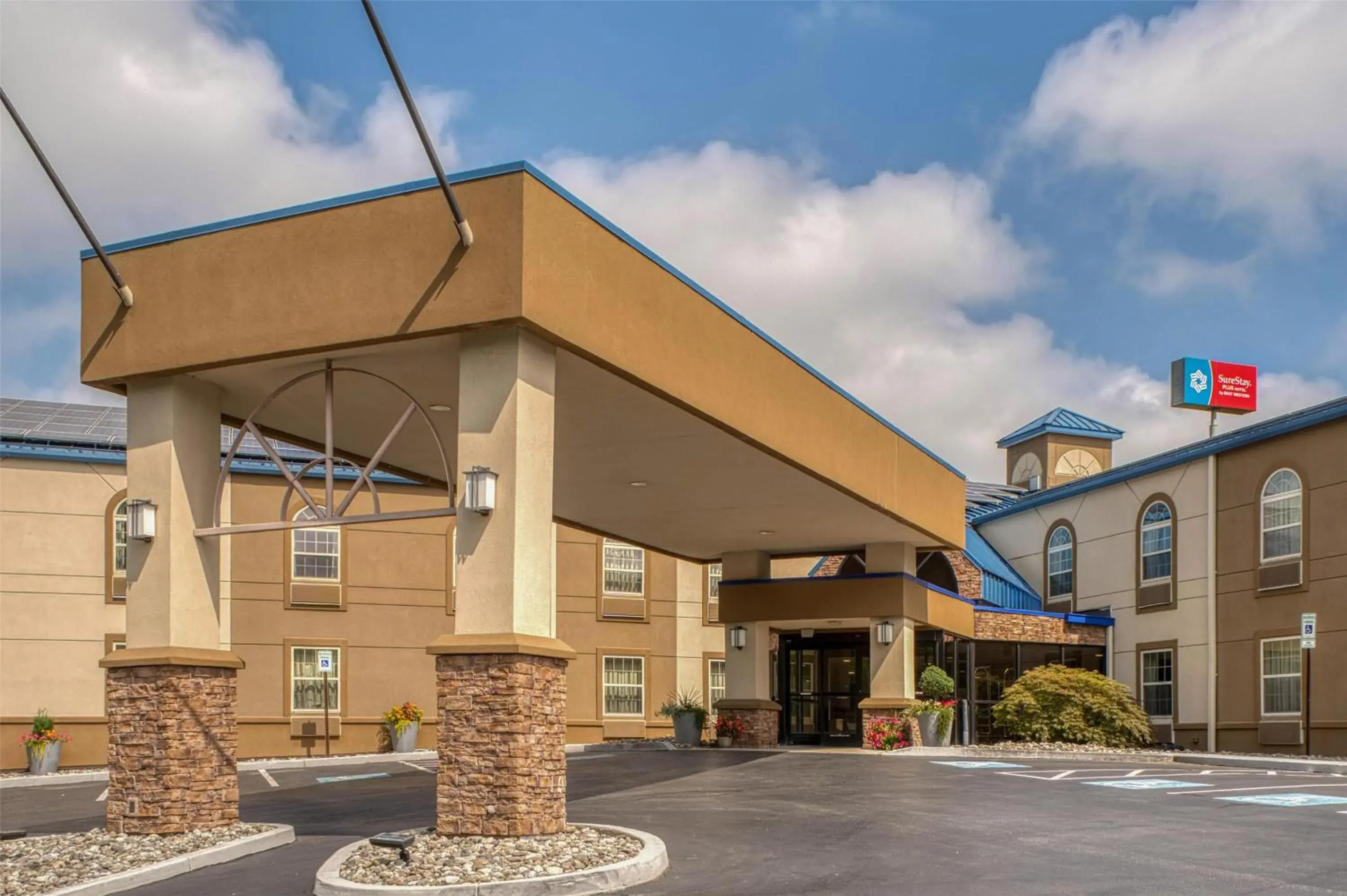 Property building in SureStay Plus Hotel by Best Western Elizabethtown Hershey Property building in SureStay Plus Hotel by Best Western Elizabethtown Hershey