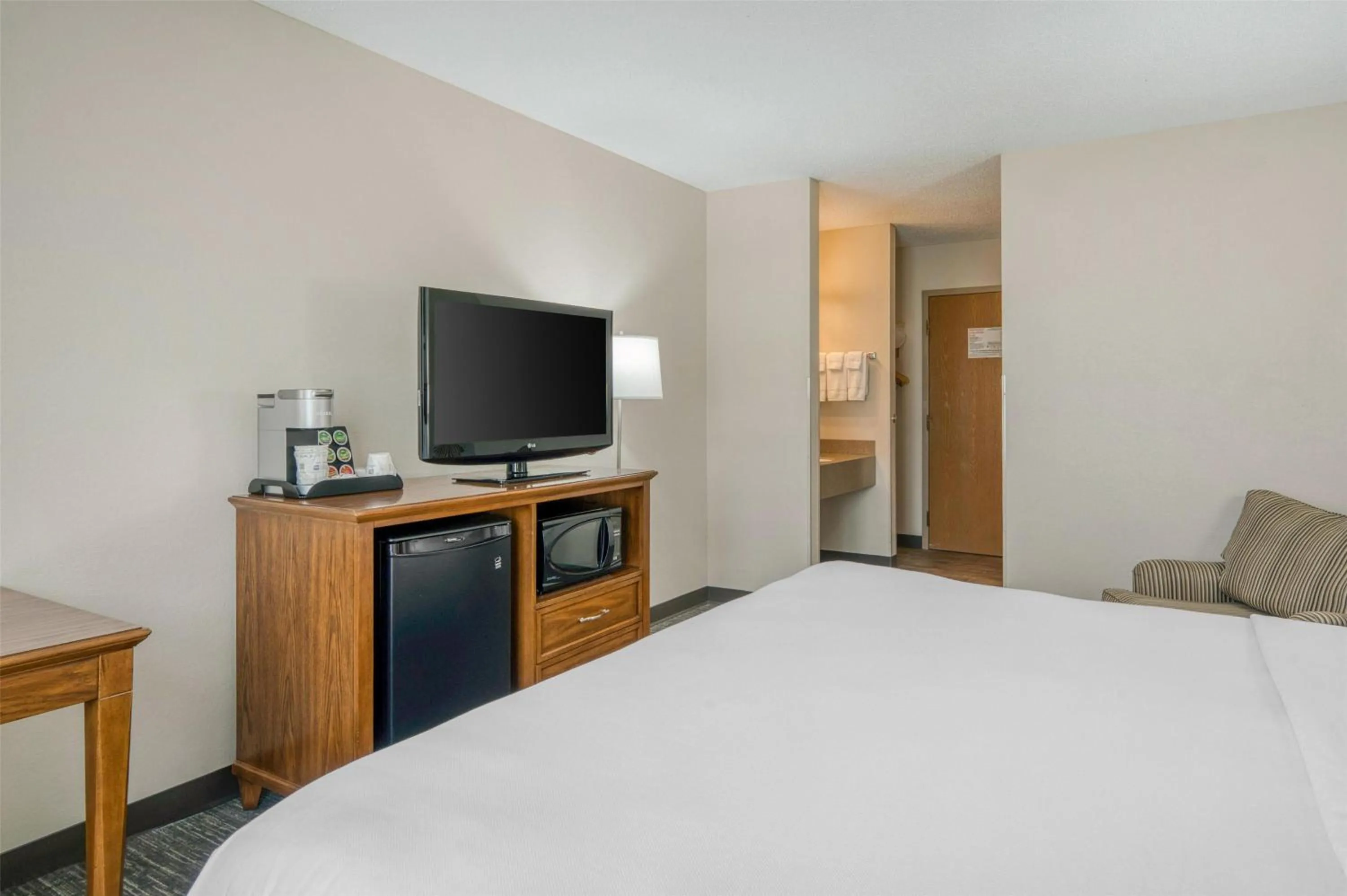 Bedroom, Bed in SureStay Plus Hotel by Best Western Elizabethtown Hershey