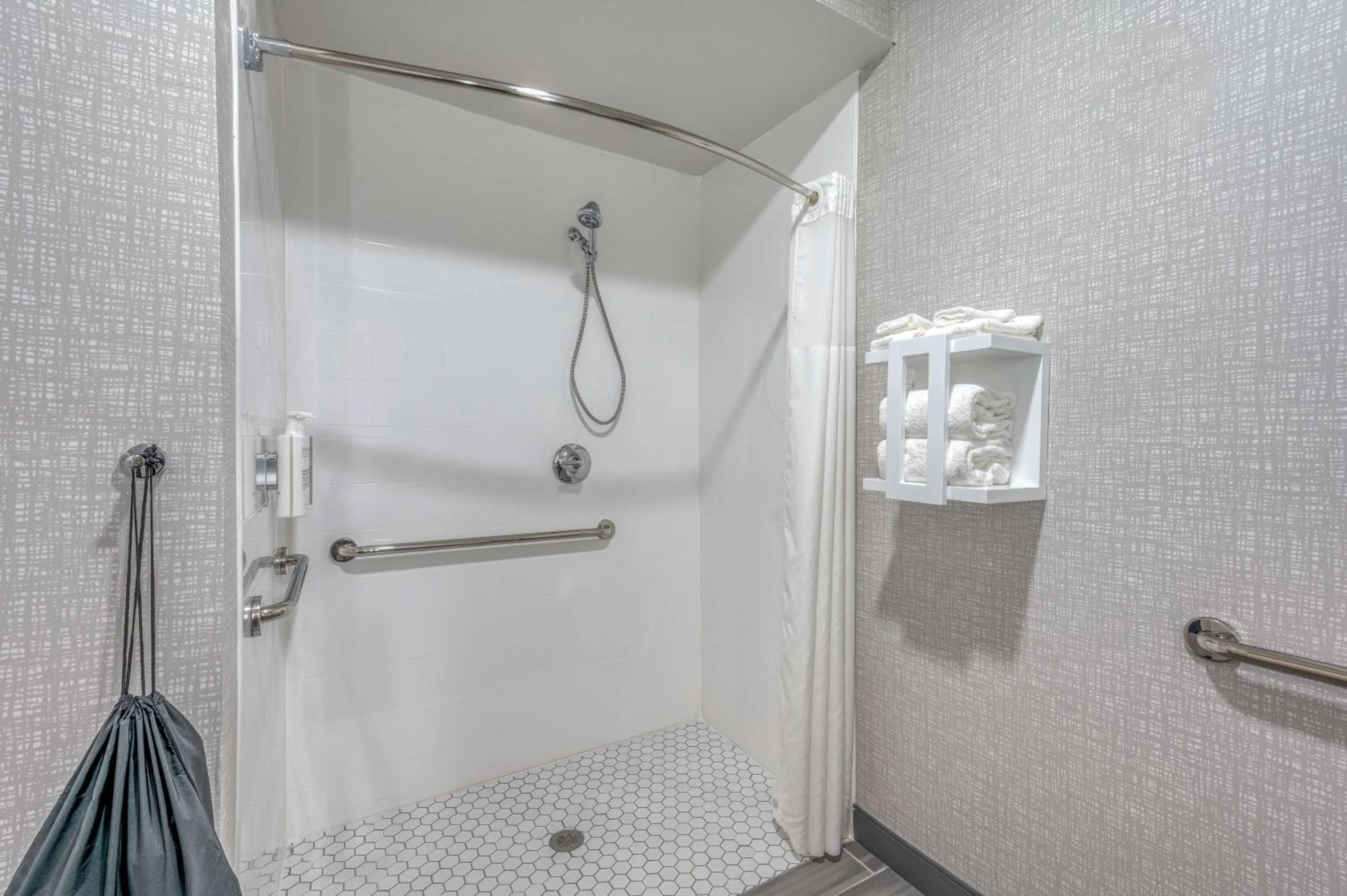 Bathroom in Hampton Inn New Philadelphia