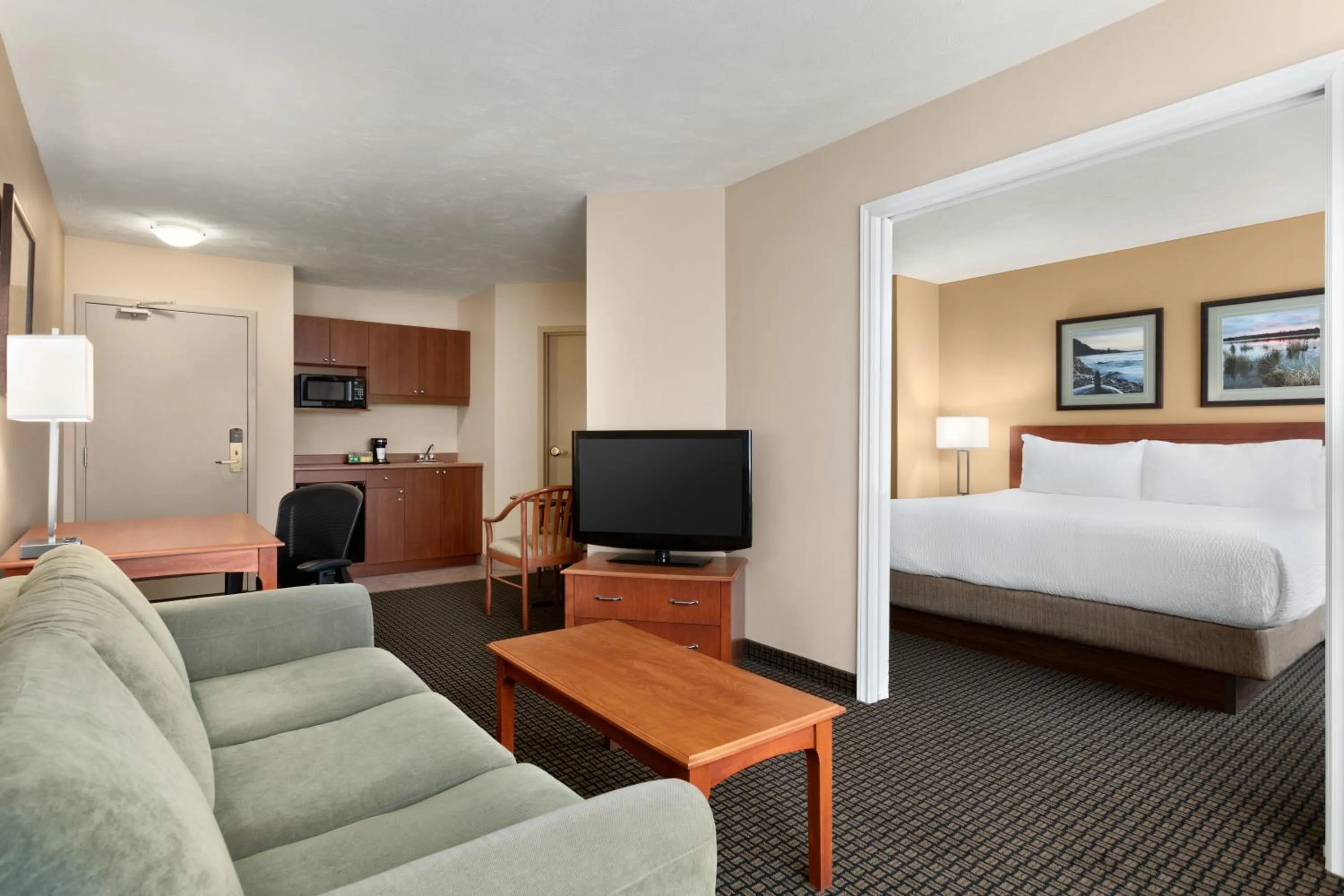 Kitchen or kitchenette, Bed in Days Inn & Suites by Wyndham Moncton