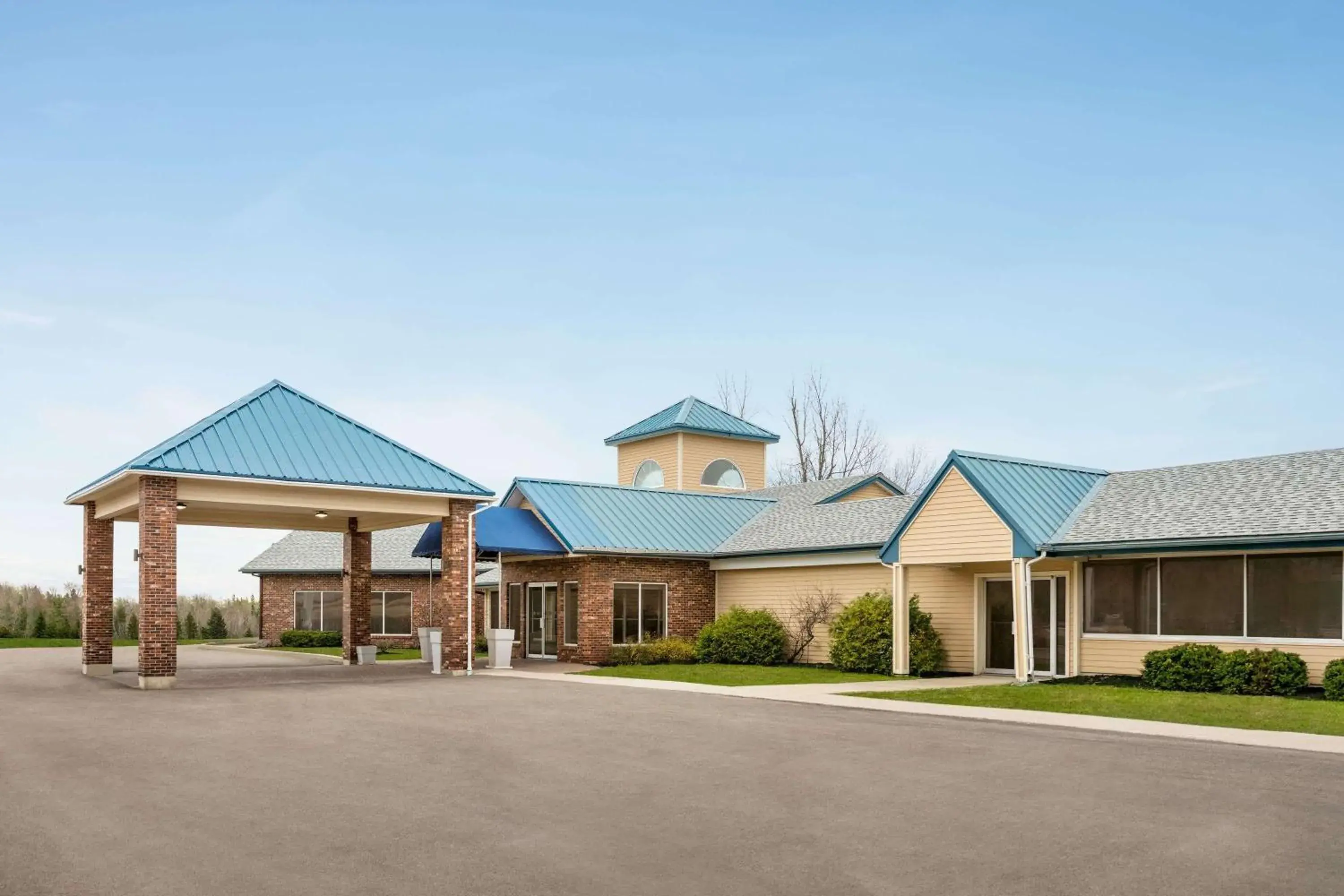 Property building in Days Inn & Suites by Wyndham Moncton Property building in Days Inn & Suites by Wyndham Moncton