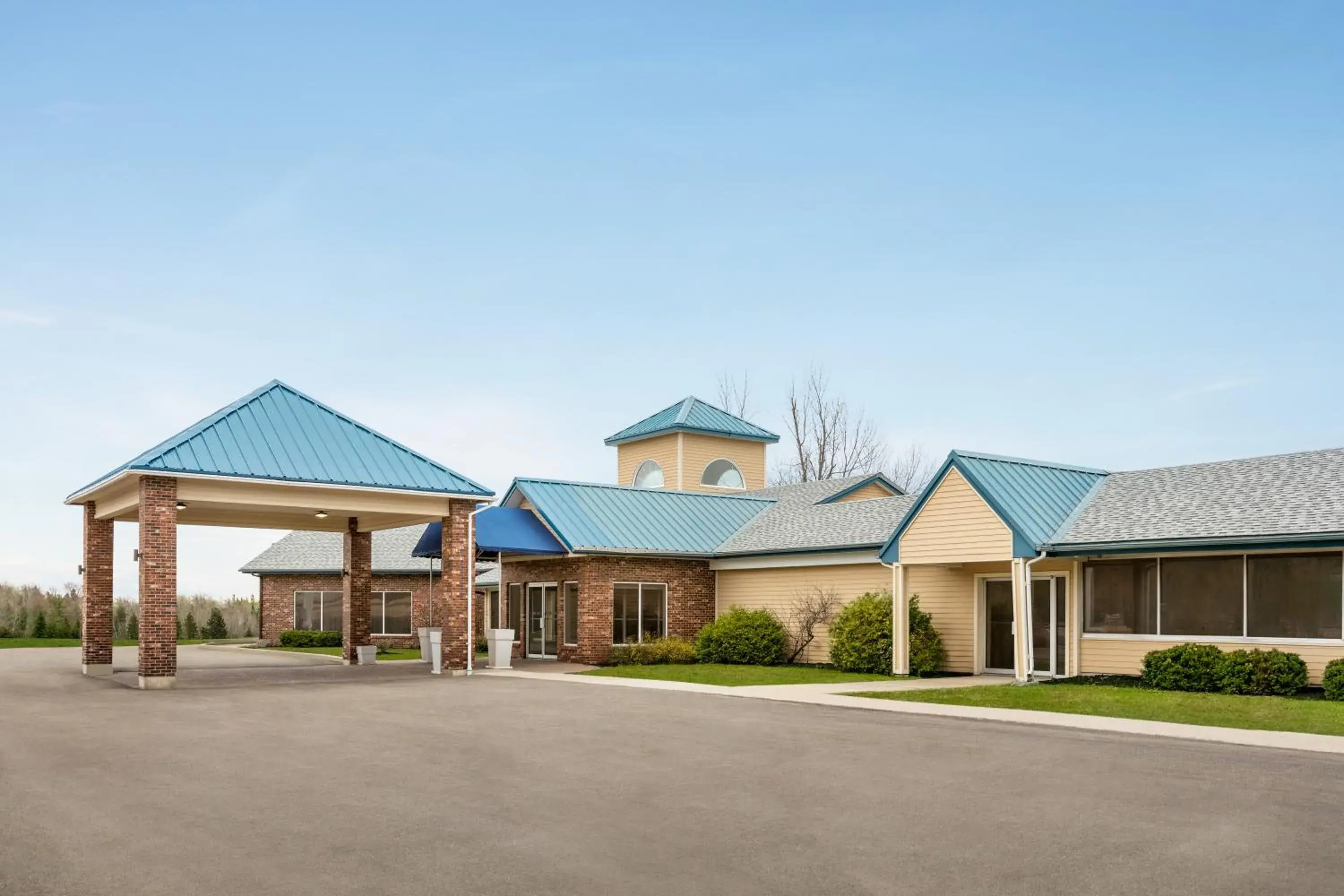 Property building in Days Inn & Suites by Wyndham Moncton Property building in Days Inn & Suites by Wyndham Moncton