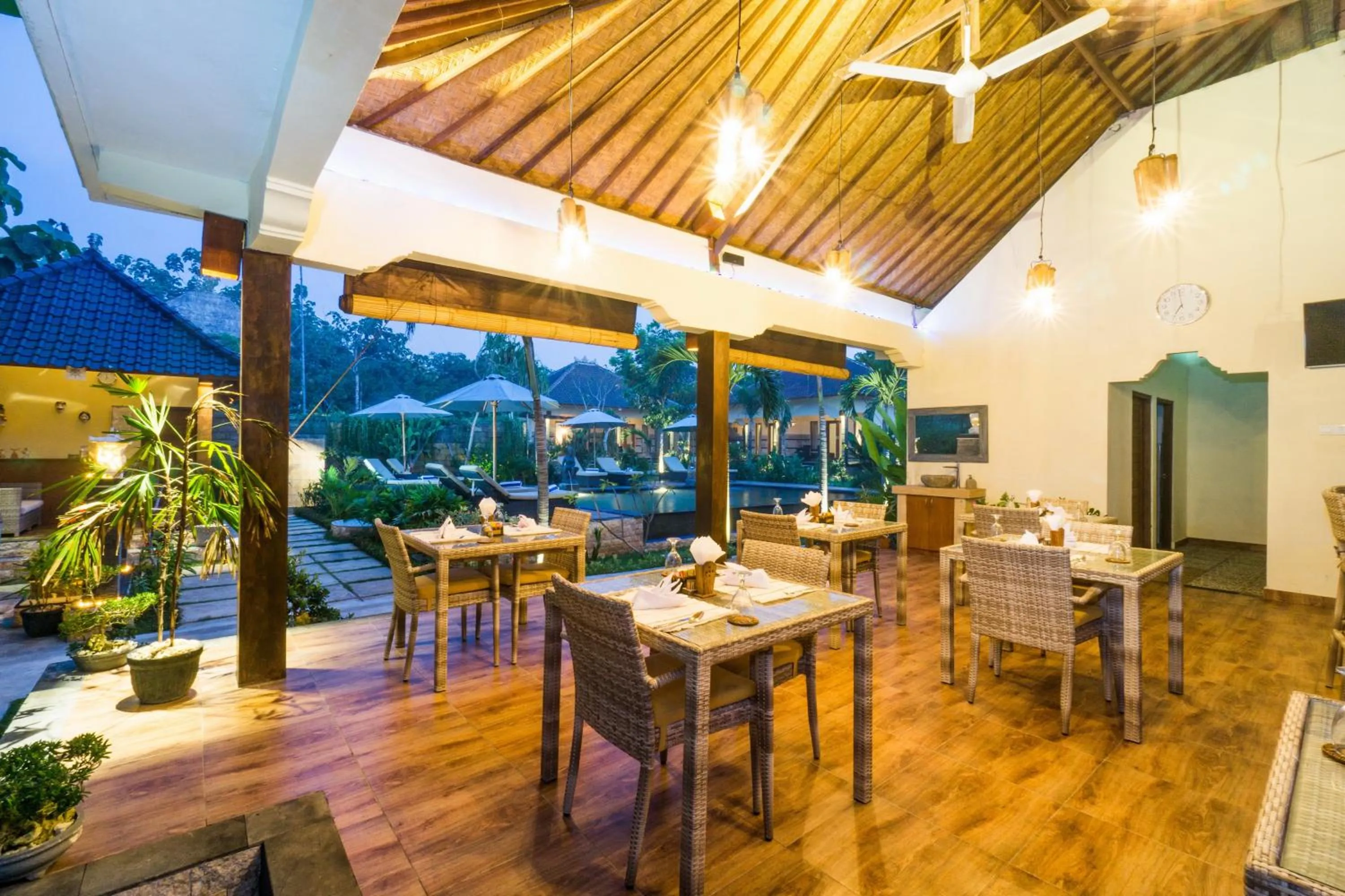 Restaurant/places to eat in Sunset Cave Villas Lembongan