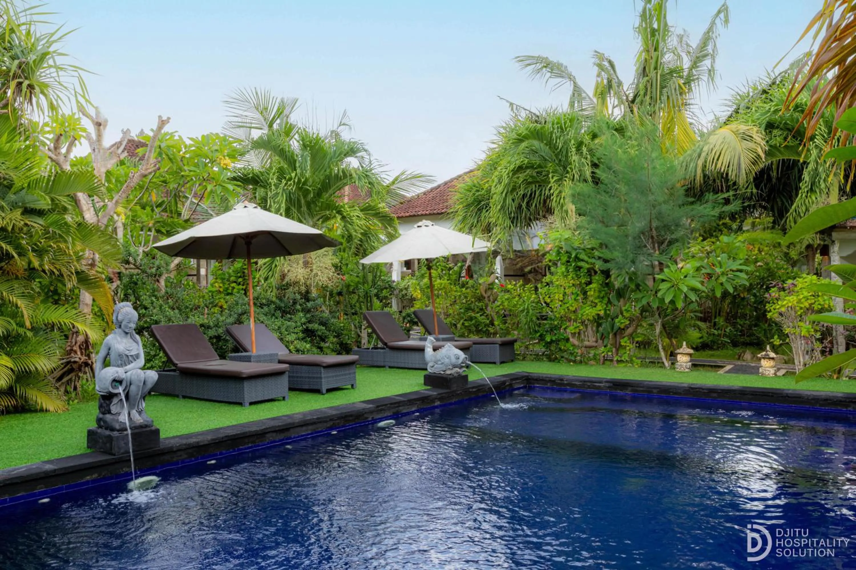 Swimming pool in Sunset Cave Villas Lembongan