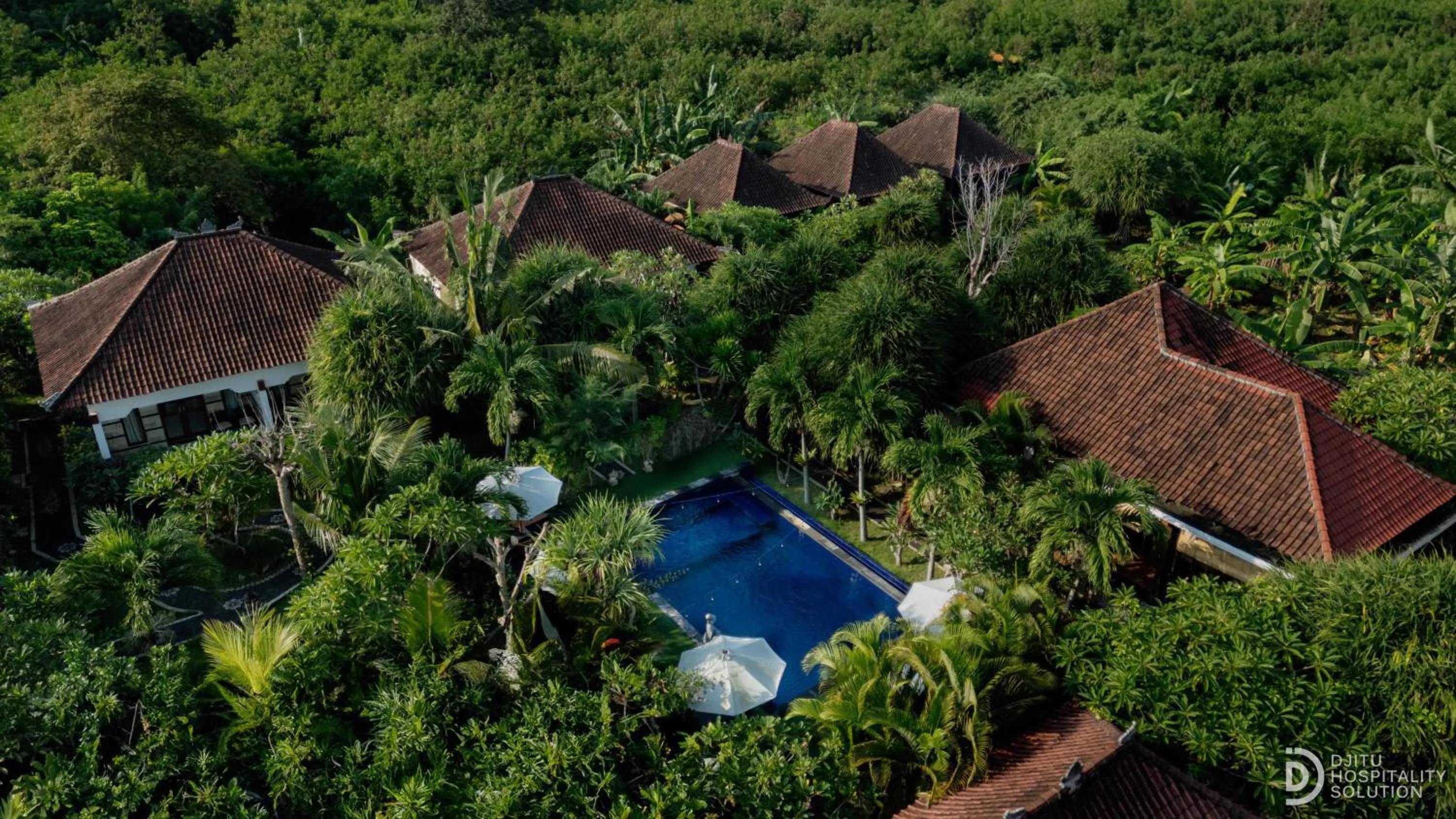 Swimming pool in Sunset Cave Villas Lembongan