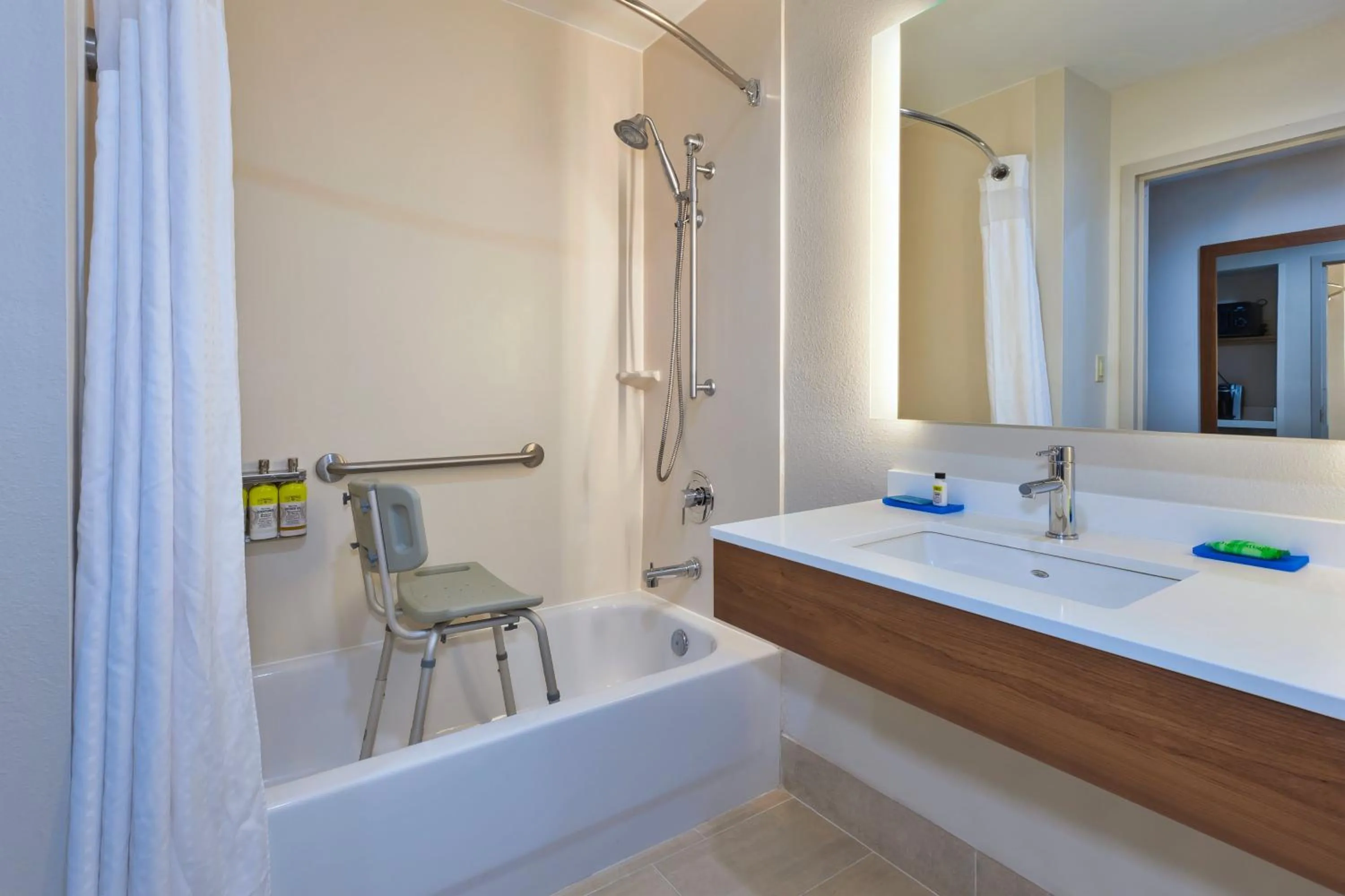 Photo of the whole room in Holiday Inn Express & Suites Dayton South Franklin by IHG