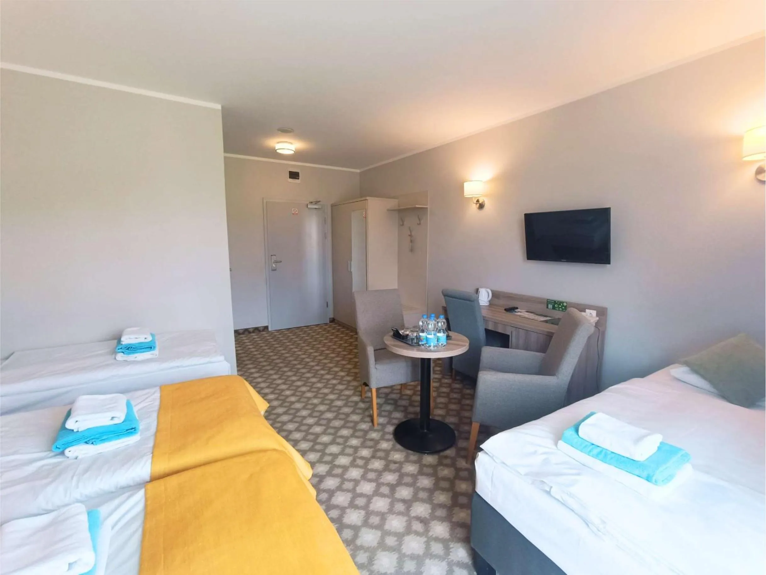 Quadruple Room with Private Bathroom in Hotel Nowy Zdrój - Centrum Zdrowia i Wypoczynku