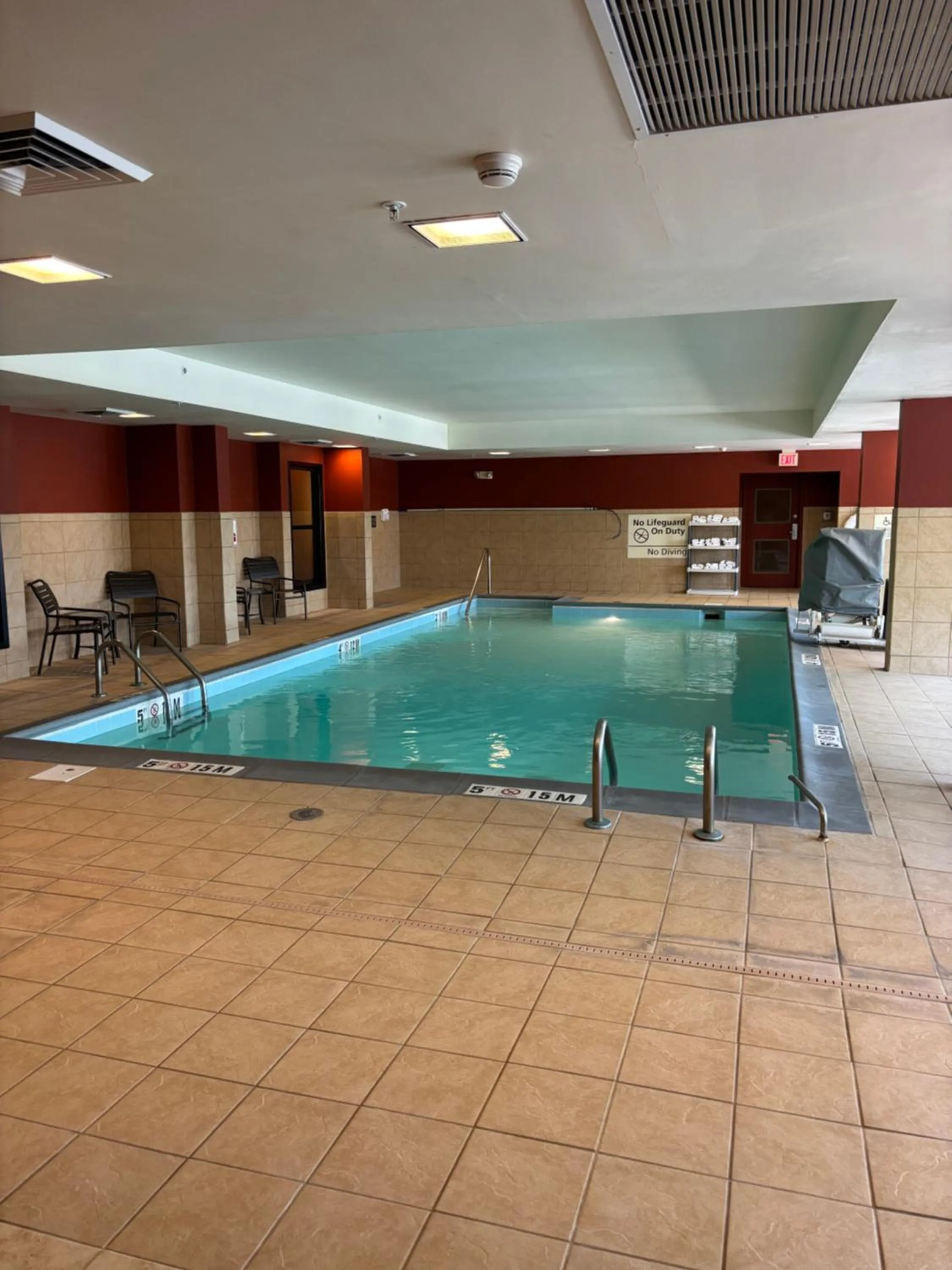 Swimming pool in Hampton Inn Lafayette