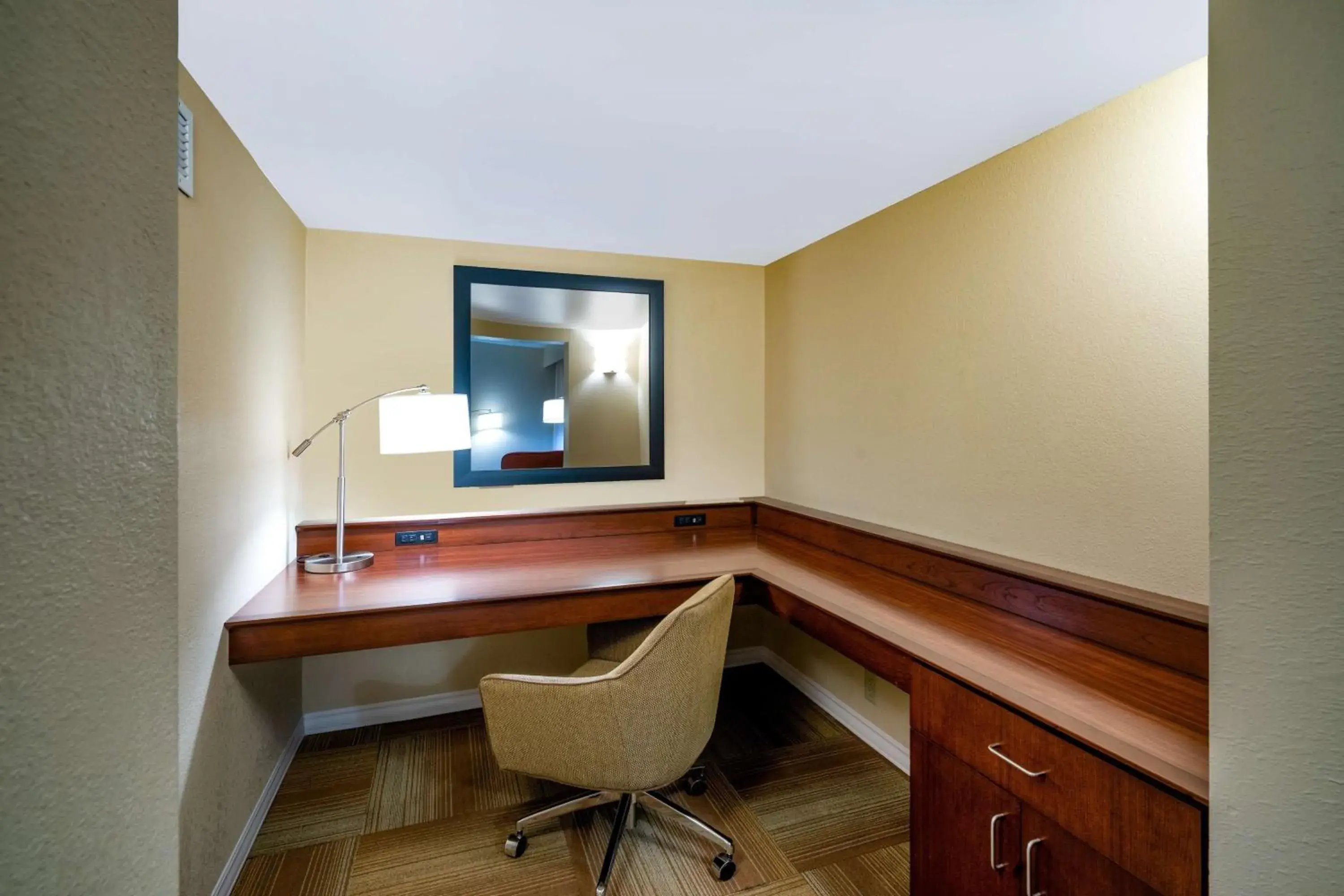 Bedroom in Hampton Inn Lafayette Bedroom in Hampton Inn Lafayette