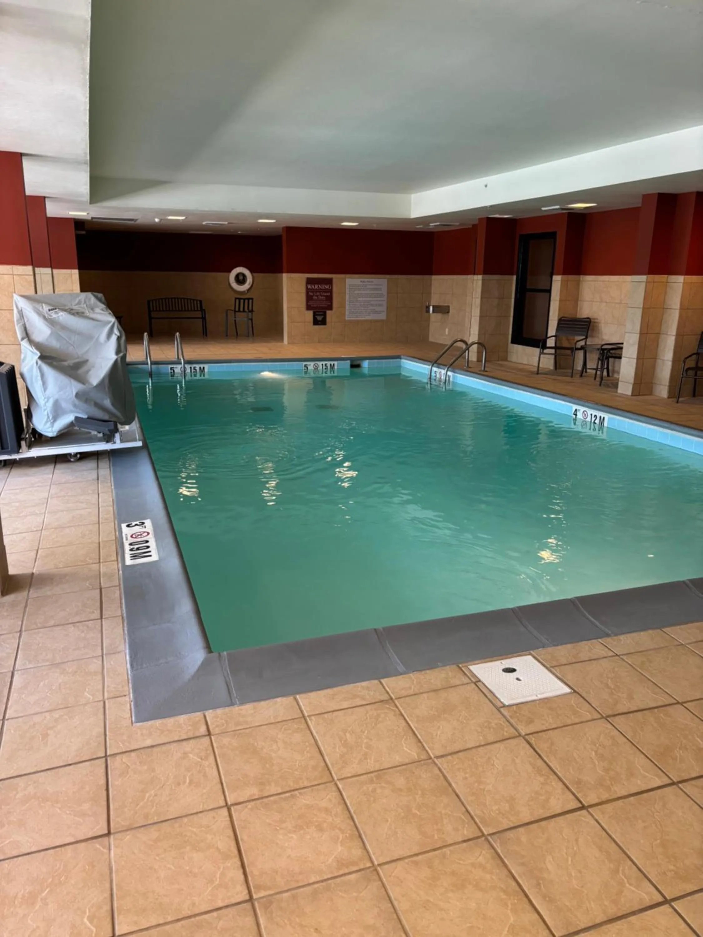 Swimming pool in Hampton Inn Lafayette