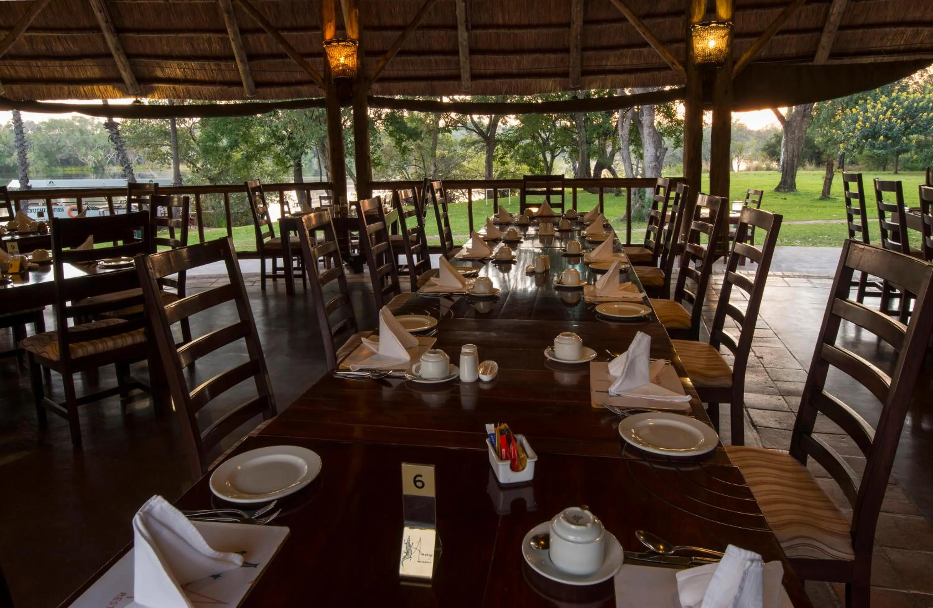 Restaurant/places to eat in Azambezi River Lodge