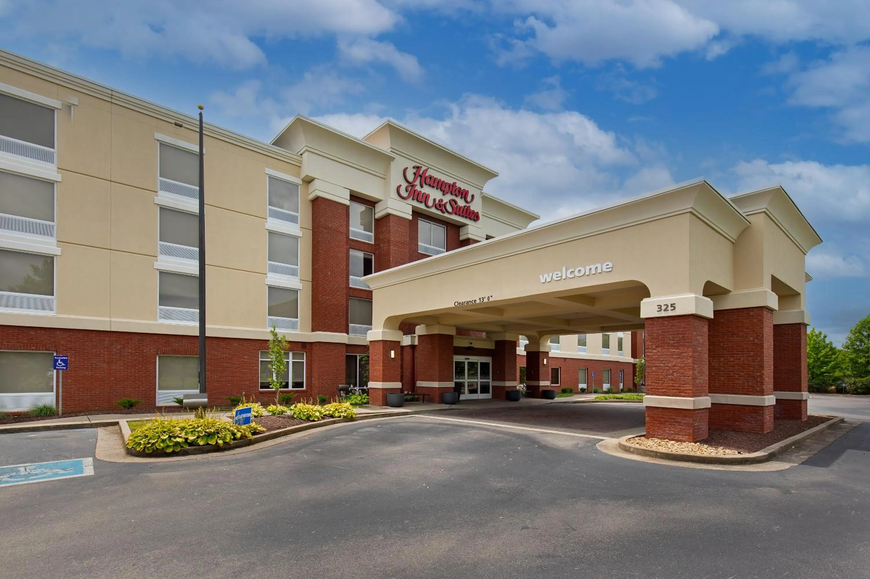 Property building in Hampton Inn & Suites Murfreesboro