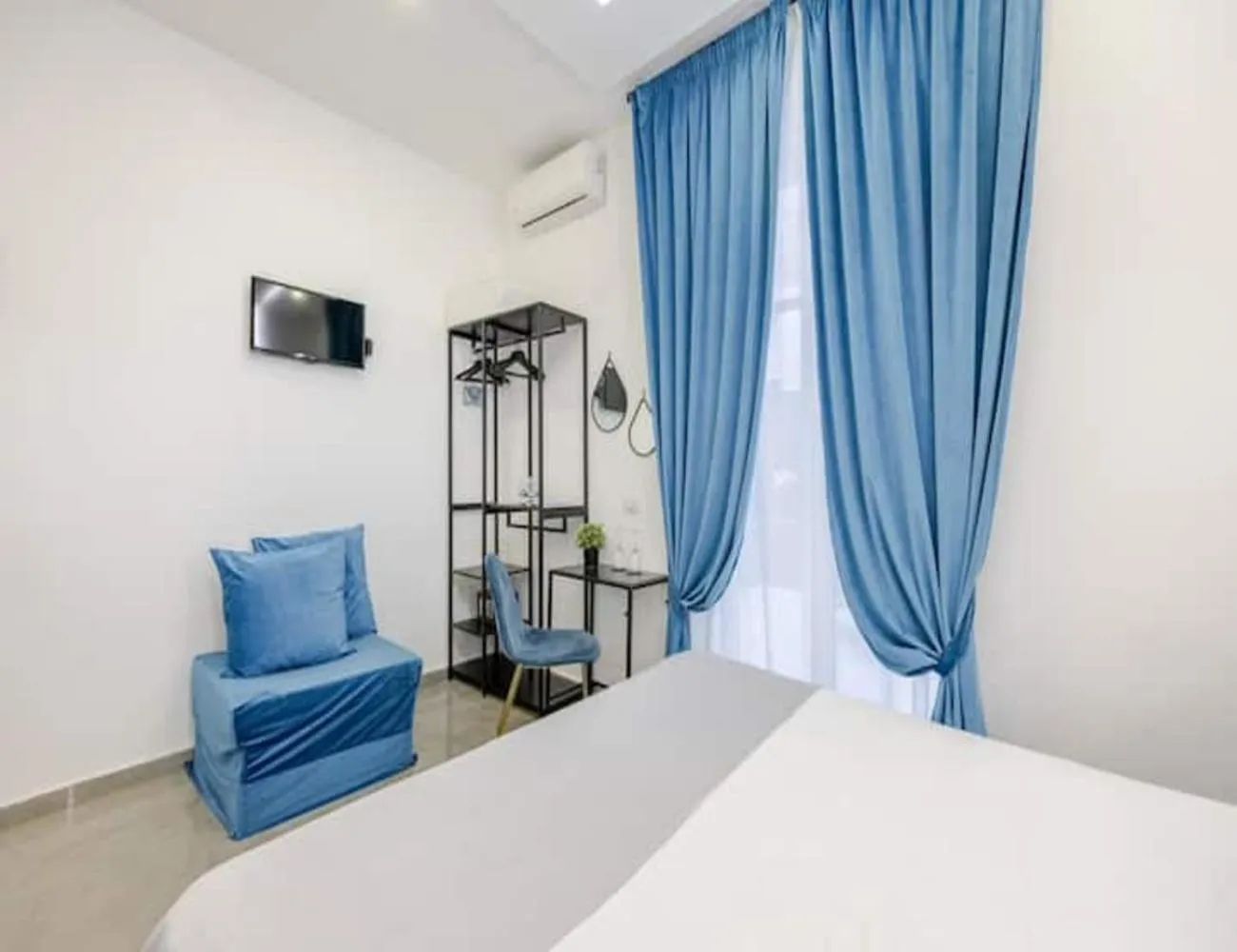 Communal lounge/ TV room, Bed in I Colori di Napoli