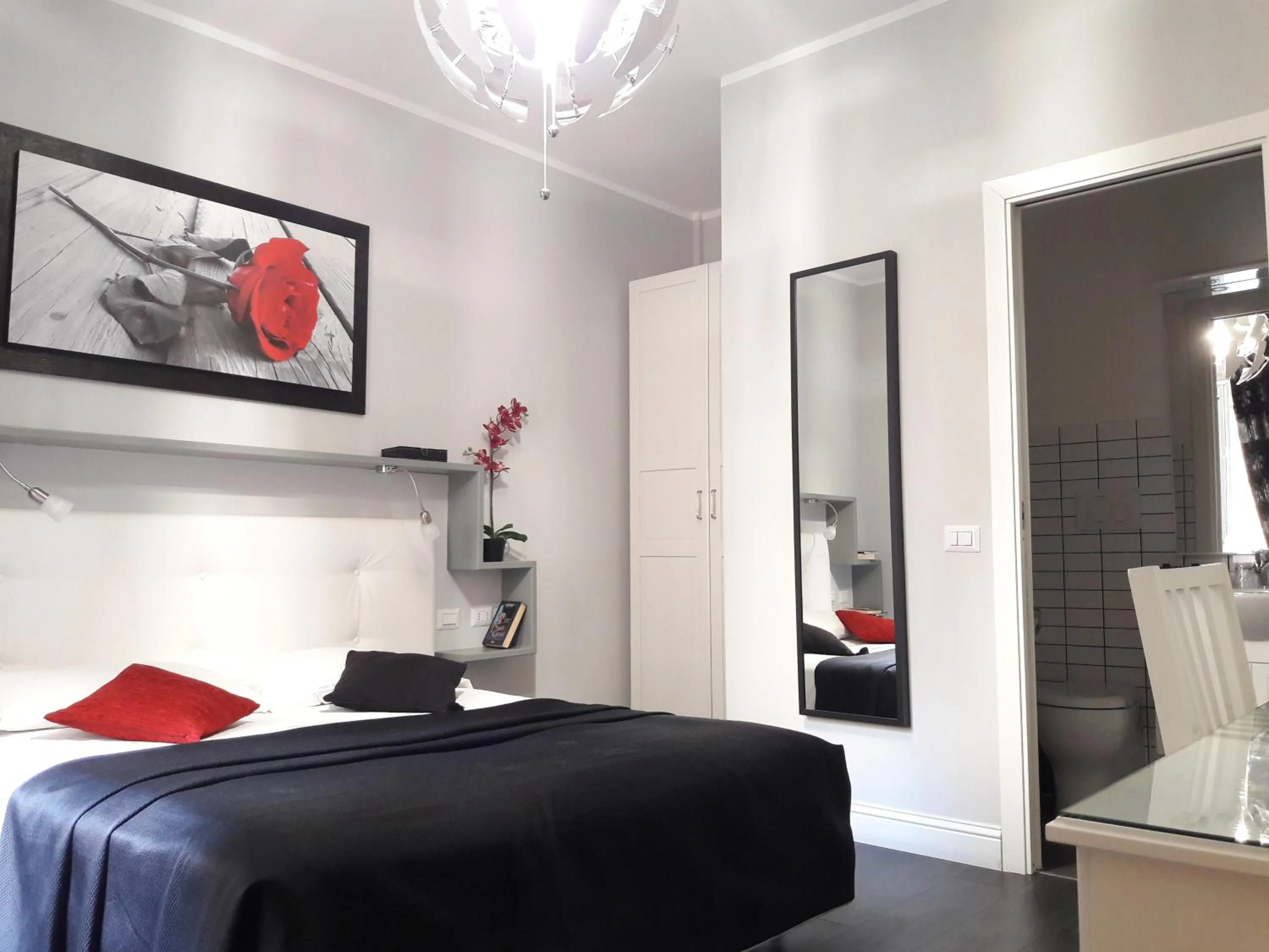 Photo of the whole room, Bed in Residenza Vatican Suite